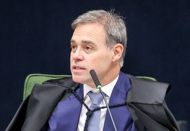 De acordo com informações divulgadas pelo site SBT News, um material relacionado a um banqueiro está atualmente sob a guarda da Presidência do Senado. Essa decisão foi tomada por ordem do ministro Dias Toffoli. A publicação não especifica o conteúdo exato do material, mas destaca que a sua custódia no Senado foi determinada por uma autoridade do Supremo Tribunal Federal, o que sugere a relevância e a sensibilidade dos documentos em questão. O contexto em que essa decisão foi tomada não foi detalhado, mas a presença de tais documentos na Presidência do Senado indica um possível interesse legislativo ou judicial em seu conteúdo. Ainda segundo o SBT News, o ministro André Mendonça, também do Supremo Tribunal Federal, autorizou o acesso a dados fiscais e bancários de uma pessoa identificada como Vorcaro. Essa liberação foi feita para a Comissão Parlamentar Mista de Inquérito (CPMI) do Instituto Nacional do Seguro Social (INSS). A decisão de Mendonça permite que a CPMI, que investiga questões relacionadas ao INSS, tenha acesso a informações financeiras e fiscais que podem ser relevantes para o andamento das investigações. A publicação não esclarece o papel específico de Vorcaro nas investigações, mas a autorização para acessar seus dados sugere que ele pode ter alguma ligação com os temas investigados pela comissão. O SBT News não fornece detalhes adicionais sobre o impacto dessas decisões ou sobre como elas se relacionam entre si. No entanto, a guarda de documentos na Presidência do Senado e a liberação de dados fiscais e bancários para uma CPMI indicam movimentações significativas no cenário político e judicial. Essas ações podem ter implicações importantes para as investigações em curso, embora o site não especifique quais seriam essas implicações. As decisões de Toffoli e Mendonça refletem a complexidade e a importância dos temas em discussão, destacando o papel do Judiciário e do Legislativo na condução de investigações de interesse público.