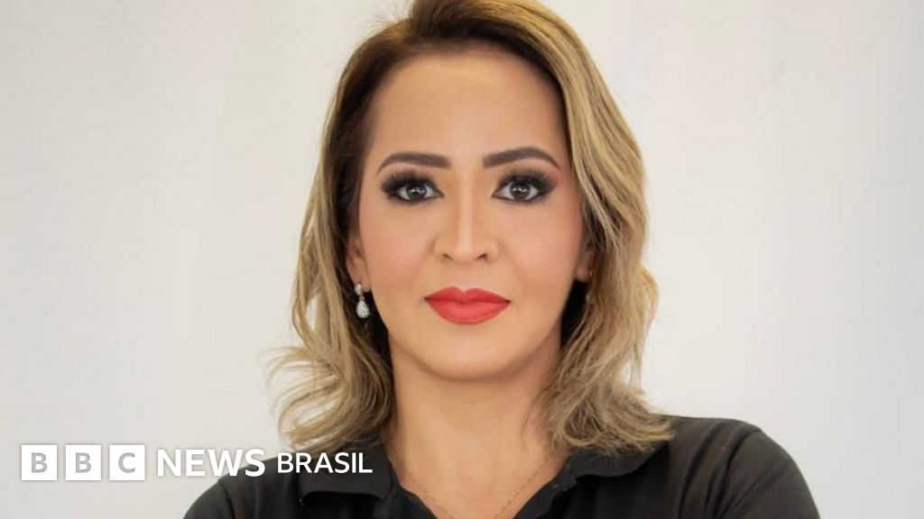 Em uma entrevista concedida à BBC News Brasil, a delegada Amanda Souza compartilhou detalhes sobre o trágico duplo homicídio que vitimou seus dois filhos, de 9 e 12 anos. Segundo a publicação, Souza relembrou o doloroso episódio, destacando o impacto devastador que o crime teve em sua vida pessoal e profissional. A delegada, que tem se dedicado a combater a violência e a injustiça, expressou como a perda de seus filhos continua a ser uma ferida aberta, afetando profundamente sua perspectiva sobre a segurança pública e a proteção das crianças. De acordo com a entrevista, ela enfatizou a importância de um sistema de justiça mais eficaz e compassivo, que possa prevenir tragédias semelhantes e apoiar as famílias das vítimas. A delegada também comentou sobre um crime similar ocorrido recentemente em Itumbiara, Goiás, onde uma mãe foi injustamente responsabilizada pela morte de seus filhos. Conforme relatado pela BBC News Brasil, Amanda Souza criticou duramente a tendência de culpar as mães em situações de violência familiar, classificando essa atitude como uma "falta de humanidade". Ela argumentou que, em muitos casos, as mães são também vítimas das circunstâncias, enfrentando pressões sociais e emocionais significativas. Segundo a delegada, é crucial que a sociedade e as autoridades adotem uma abordagem mais empática e compreensiva, reconhecendo as complexidades envolvidas em tais casos e evitando julgamentos precipitados que apenas agravam o sofrimento das famílias. A publicação destaca ainda que Amanda Souza defende uma revisão das políticas de proteção à infância e à família, visando criar um ambiente mais seguro e acolhedor para as crianças. De acordo com a delegada, é essencial que haja um fortalecimento das redes de apoio e uma maior conscientização sobre os sinais de alerta de violência doméstica. Ela acredita que, por meio de uma colaboração mais estreita entre as autoridades, a sociedade civil e as organizações de direitos humanos, é possível avançar na prevenção de crimes contra crianças e na promoção de uma cultura de paz e respeito. A entrevista à BBC News Brasil ressalta a determinação de Amanda Souza em transformar sua dor pessoal em uma luta por justiça e proteção para todas as famílias.