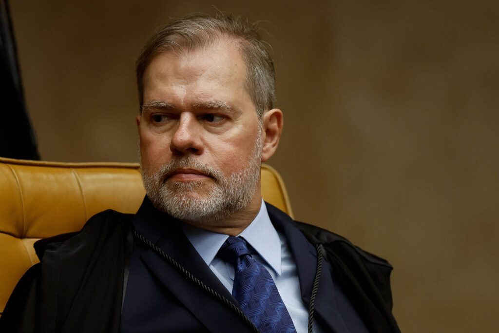 De acordo com uma publicação da Folha de S.Paulo, ministros do Supremo Tribunal Federal (STF) expressaram insatisfação com a postura do governo Lula em relação à crise que culminou na saída de Dias Toffoli da função de relator do inquérito sobre o Banco Master. Os magistrados teriam comunicado ao Palácio do Planalto que a Polícia Federal, sob a administração atual, teria agido fora dos limites legais. Além disso, os ministros apontaram que membros do Partido dos Trabalhadores (PT) estariam tentando explorar o caso politicamente, conforme relatado pela fonte. Segundo o site, a atuação da Polícia Federal no caso Banco Master foi um dos pontos centrais das queixas dos ministros do STF. Eles teriam argumentado que a condução das investigações pela PF não respeitou os procedimentos legais adequados, o que gerou desconforto e preocupação dentro da corte. A publicação destaca que essa percepção de atuação irregular por parte da PF foi comunicada diretamente ao governo, indicando um possível atrito entre o Judiciário e o Executivo. A situação teria se agravado com a percepção de que o caso está sendo utilizado politicamente por integrantes do PT, conforme a avaliação dos magistrados. A Folha de S.Paulo informa que a crise envolvendo o inquérito do Banco Master e a saída de Dias Toffoli como relator trouxe à tona tensões latentes entre o STF e o governo Lula. Os ministros teriam manifestado a necessidade de que o governo reavalie a atuação de seus órgãos de investigação para garantir o respeito às normas legais e evitar a exploração política de casos judiciais. A publicação sugere que essa situação pode ter implicações significativas para a relação entre os poderes, destacando a importância de um diálogo mais estreito e transparente para evitar futuros desentendimentos.