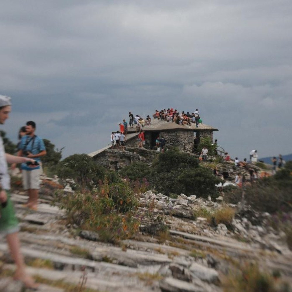 De acordo com o site "Estado de Minas", um local em Minas Gerais tem chamado a atenção por relatos de fenômenos inexplicáveis e místicos. Moradores e visitantes têm compartilhado experiências que incluem avistamentos de OVNIs, encontros com gnomos, e a presença de portais sagrados. Essas histórias, que se multiplicam entre os que passam pela região, contribuem para a aura de mistério que envolve o lugar. Segundo a publicação, essas ocorrências não são facilmente explicáveis pela ciência convencional, o que aumenta ainda mais o fascínio e a curiosidade em torno do local. Ainda conforme o "Estado de Minas", além dos avistamentos de objetos voadores não identificados, há também relatos de práticas de feitiçaria e bruxaria. Os moradores afirmam que essas práticas fazem parte da cultura local e são passadas de geração em geração. A publicação destaca que essas tradições são vistas por muitos como uma forma de se conectar com o passado e com as forças da natureza. Os visitantes, por sua vez, são atraídos pela possibilidade de vivenciar essas experiências místicas e, muitas vezes, retornam com histórias que desafiam a lógica e a razão. O site enfatiza que, apesar do ceticismo que tais relatos possam gerar, o local continua a ser um ponto de interesse para aqueles que buscam o desconhecido. As lendas e histórias que cercam a região são parte integrante de sua identidade, e a convivência com o inexplicável é vista como uma característica única e fascinante. Segundo a publicação, para muitos, a verdadeira essência do lugar está justamente na capacidade de desafiar as certezas e abrir espaço para o extraordinário. Assim, o local se mantém como um destino intrigante, onde o inexplicável não apenas é aceito, mas celebrado.