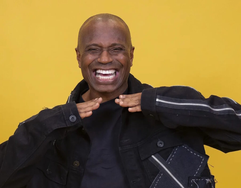 De acordo com o site Pipoca Moderna, Edilson Capetinha, ex-participante do "BBB 26", foi expulso do reality show no último sábado, 14 de fevereiro, após um incidente envolvendo agressão a outro participante, Leandro Rocha, conhecido como Boneco. A publicação relata que, apesar da controvérsia, Edilson recebeu uma proposta inesperada para retornar à televisão. O convite partiu de Craque Neto, apresentador da Band, que demonstrou interesse em integrar Edilson à equipe do programa "Apito Final". O programa esportivo, que passará a ser exibido em novo horário nas noites de segunda-feira a partir do dia 23, busca reforçar sua equipe com a presença do ex-jogador. Segundo informações do site, a proposta de emprego feita por Craque Neto a Edilson Capetinha não se limita apenas à participação no "Apito Final". O apresentador da Band teria incluído na oferta uma espécie de "sermão", uma conversa franca sobre comportamento e postura, considerando o recente episódio de agressão que culminou na expulsão de Edilson do "BBB 26". A publicação destaca que Craque Neto, conhecido por seu estilo direto e sem rodeios, acredita que Edilson pode se beneficiar de uma orientação mais rígida e que sua experiência no futebol pode agregar valor ao programa esportivo. Ainda conforme o site Pipoca Moderna, a decisão de Craque Neto de convidar Edilson Capetinha para o "Apito Final" gerou reações diversas entre o público e a equipe do programa. Enquanto alguns veem a iniciativa como uma oportunidade de redenção para Edilson, outros questionam se o ex-participante do reality show está preparado para assumir um novo papel na televisão após o incidente. A publicação sugere que a presença de Edilson no programa pode atrair audiência, mas também ressalta a importância de um acompanhamento adequado para garantir que situações semelhantes não se repitam. A estreia de Edilson no "Apito Final" está prevista para o dia 23, quando o programa passará a ser exibido em seu novo horário.