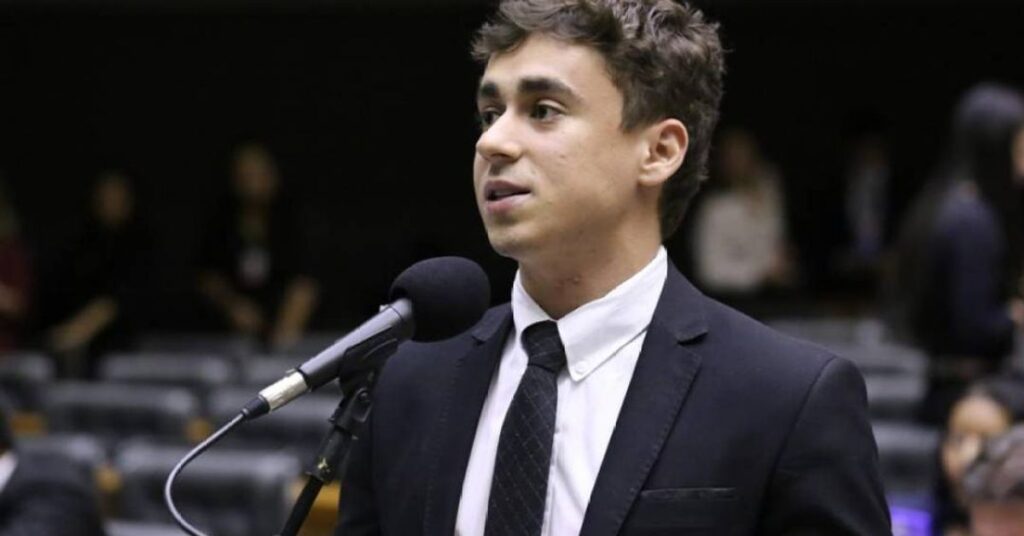 De acordo com o site da Veja, o deputado federal Nikolas Ferreira convocou uma manifestação para o dia 1º de março, com o objetivo de protestar contra o presidente Luiz Inácio Lula da Silva e os ministros do Supremo Tribunal Federal, Dias Toffoli e Alexandre de Moraes. A publicação destaca que o ato ocorre em meio ao avanço das investigações do caso Master, que tem gerado grande repercussão no cenário político nacional. Segundo a fonte, a manifestação pretende pressionar pelo impeachment dos magistrados, refletindo a insatisfação de parte da população com as decisões judiciais recentes e a atuação do governo federal. Conforme relatado pela Veja, o caso Master tem sido um ponto central nas discussões políticas, influenciando a mobilização de grupos que se opõem ao atual governo e ao Supremo Tribunal Federal. A publicação informa que Nikolas Ferreira, conhecido por sua atuação combativa no Congresso, tem utilizado suas redes sociais para convocar apoiadores a participarem do ato, enfatizando a necessidade de uma resposta popular às ações dos magistrados e do presidente. Segundo o site, a manifestação é vista como uma tentativa de amplificar a pressão sobre as instituições e promover um debate mais amplo sobre a condução política e judicial do país. Ainda segundo a Veja, a convocação de Nikolas Ferreira para o protesto de 1º de março reflete um momento de tensão crescente entre diferentes poderes e segmentos da sociedade. A publicação ressalta que, além de questionar a atuação de Lula, Toffoli e Moraes, o ato busca reunir cidadãos insatisfeitos com o rumo das investigações e decisões judiciais que, segundo os organizadores, impactam diretamente a democracia e a justiça no Brasil. A manifestação, conforme descrito pela fonte, é parte de um movimento mais amplo que visa fortalecer a oposição e promover mudanças significativas na estrutura de poder atual.