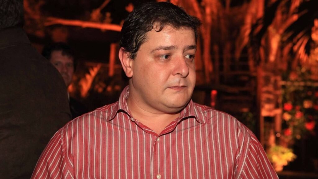 De acordo com informações publicadas pelo site ND Mais, o deputado Ubiratan Sanderson (PL-RS) solicitou à Procuradoria-Geral da República (PGR) a prisão preventiva de Fábio Luís Lula da Silva, conhecido como Lulinha. O pedido foi fundamentado nas delações premiadas de ex-dirigentes do Instituto Nacional do Seguro Social (INSS). Segundo a publicação, essas delações implicariam Lulinha em atividades ilícitas, embora os detalhes específicos das acusações não tenham sido divulgados no artigo. O site ND Mais destaca que o pedido de prisão preventiva é uma medida cautelar que visa garantir a ordem pública, a instrução criminal ou a aplicação da lei penal. Ainda conforme o ND Mais, a defesa de Lulinha se manifestou sobre o pedido de prisão, argumentando que não há fundamentos legais para tal medida. Os advogados de Lulinha teriam afirmado que as delações premiadas mencionadas pelo deputado não apresentam provas concretas que justifiquem a prisão preventiva. A defesa também teria ressaltado que Lulinha sempre esteve à disposição das autoridades para prestar esclarecimentos e que não há risco de fuga ou de interferência nas investigações. Segundo a publicação, os advogados consideram o pedido de prisão uma tentativa de politizar o caso, sem embasamento jurídico sólido. O site ND Mais informa que a Procuradoria-Geral da República ainda não se pronunciou oficialmente sobre o pedido de prisão preventiva feito pelo deputado Ubiratan Sanderson. A publicação destaca que, caso a PGR decida acatar o pedido, caberá ao Supremo Tribunal Federal (STF) decidir sobre a prisão de Lulinha, uma vez que ele é filho do ex-presidente Luiz Inácio Lula da Silva. O ND Mais conclui que o caso continua a gerar repercussão no cenário político nacional, com desdobramentos que podem influenciar o debate público sobre a atuação de figuras ligadas a governos anteriores.