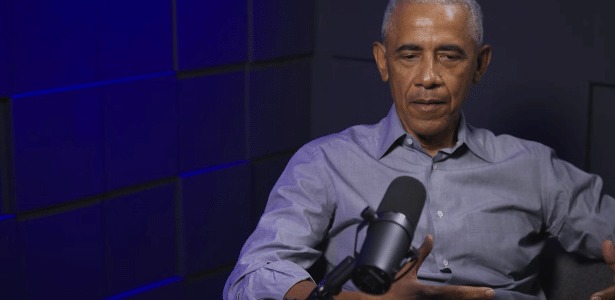 De acordo com o site UOL, uma declaração feita pelo ex-presidente dos Estados Unidos, Barack Obama, sobre a existência de vida extraterrestre gerou uma reação imediata do então presidente Donald Trump. Durante uma entrevista, Obama comentou em tom de brincadeira sobre a possibilidade de vida alienígena, o que rapidamente se tornou um assunto de interesse público e político. Segundo a publicação, a fala de Obama, embora feita de maneira descontraída, tocou em um tema sensível e de grande curiosidade entre a população e os meios de comunicação, levando a uma série de especulações e debates sobre o que o governo dos Estados Unidos poderia saber sobre o assunto. Em resposta à repercussão da declaração de Obama, Donald Trump, que na época ocupava a presidência, tomou uma decisão surpreendente. Conforme relatado pelo UOL, Trump ordenou a divulgação de arquivos secretos relacionados a avistamentos de objetos voadores não identificados (OVNIs) e outras informações sobre possíveis contatos com extraterrestres. Essa decisão foi vista como uma tentativa de trazer transparência ao tema e acalmar a curiosidade pública. A publicação destaca que a ordem de Trump para liberar esses documentos foi recebida com entusiasmo por entusiastas do tema e especialistas que há muito tempo pediam maior acesso a informações governamentais sobre OVNIs. Ainda segundo o site, a divulgação dos arquivos secretos dos EUA sobre extraterrestres gerou uma série de reações e discussões tanto na mídia quanto entre a população. Especialistas e analistas começaram a examinar os documentos liberados, buscando evidências concretas sobre a existência de vida fora da Terra. A publicação ressalta que, embora muitos dos documentos não tenham trazido provas definitivas sobre a presença de extraterrestres, eles contribuíram para aumentar o interesse e o debate sobre o tema. A decisão de Trump, motivada pela fala de Obama, acabou por colocar o assunto em destaque, alimentando teorias e discussões sobre o que realmente sabemos sobre a vida além do nosso planeta.