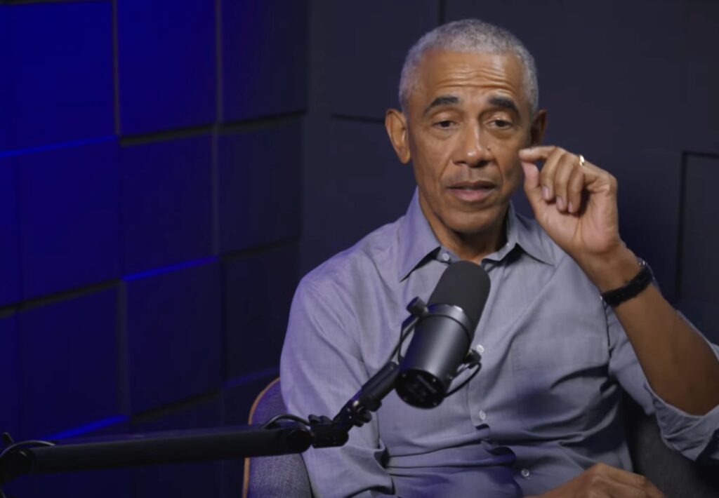 De acordo com uma publicação do site Poder360, o ex-presidente dos Estados Unidos, Barack Obama, afirmou acreditar na existência de alienígenas, mas negou que o governo norte-americano mantenha extraterrestres na famosa Área 51, uma instalação militar localizada no deserto de Nevada. A declaração de Obama foi feita durante uma entrevista, onde ele abordou o tema dos objetos voadores não identificados (OVNIs) e a possibilidade de vida fora da Terra. Segundo o ex-presidente, embora ele acredite na existência de vida alienígena, não há evidências de que o governo dos EUA esteja abrigando seres de outro planeta em suas instalações. O site Poder360 destaca que a Área 51 tem sido alvo de inúmeras teorias da conspiração ao longo dos anos, muitas das quais sugerem que o governo dos Estados Unidos estaria escondendo provas de vida extraterrestre no local. No entanto, Obama enfatizou que, durante seu mandato, não teve acesso a informações que comprovassem a presença de alienígenas na instalação. Ele mencionou que, embora existam vídeos e relatos de objetos voadores não identificados, isso não significa necessariamente que sejam de origem extraterrestre. O ex-presidente ressaltou a importância de investigar esses fenômenos de forma científica e transparente. Ainda segundo a publicação, a declaração de Obama reflete uma postura mais aberta e curiosa em relação ao tema dos OVNIs, que tem ganhado destaque na mídia e entre autoridades nos últimos anos. O site Poder360 menciona que o governo dos Estados Unidos tem demonstrado um interesse crescente em investigar avistamentos de OVNIs, com o objetivo de entender melhor esses fenômenos. No entanto, até o momento, não há confirmação oficial de que esses objetos sejam de origem alienígena. A fala de Obama contribui para o debate sobre a existência de vida fora da Terra, ao mesmo tempo em que reforça a necessidade de tratar o assunto com seriedade e base científica.