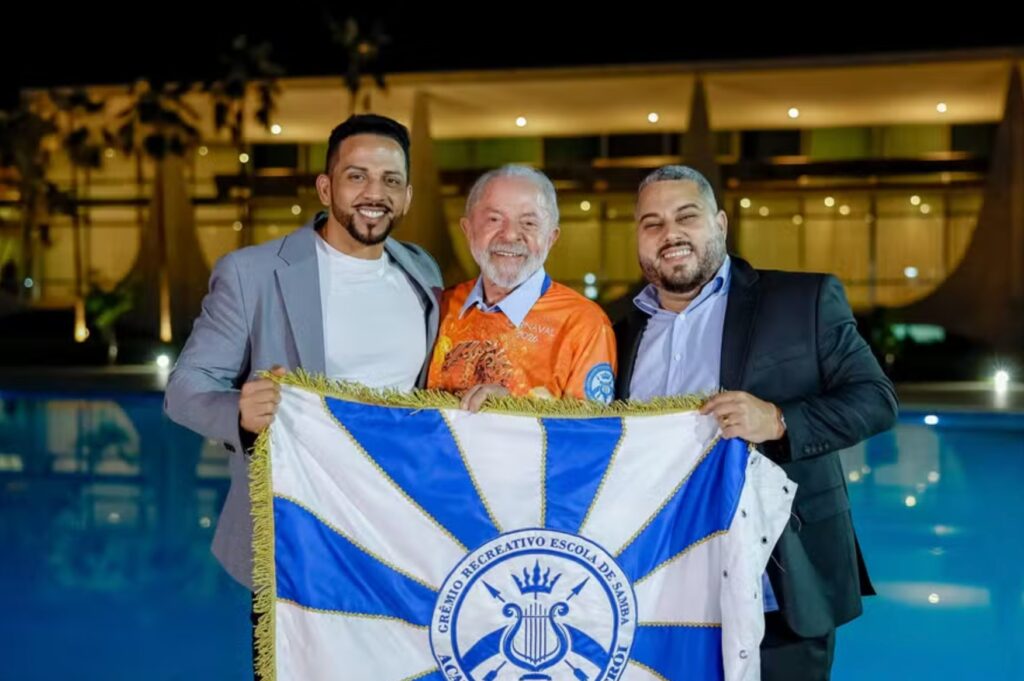 De acordo com o site Poder360, a escola de samba Acadêmicos de Niterói fará sua estreia no Grupo Especial do Carnaval carioca com um enredo que destaca a trajetória do ex-presidente Luiz Inácio Lula da Silva. A narrativa do desfile abordará a vida do político desde sua infância em Garanhuns, no estado de Pernambuco, até sua ascensão à presidência do Brasil. A escolha do tema reflete a intenção da escola de homenagear a trajetória de Lula, que é uma figura emblemática na política brasileira, segundo a publicação. O site informa que o samba-enredo da Acadêmicos de Niterói será apresentado na Marquês de Sapucaí, um dos palcos mais prestigiados do Carnaval do Rio de Janeiro. A escola, que recentemente ascendeu ao Grupo Especial, busca se destacar entre as grandes agremiações do carnaval carioca com uma apresentação que promete emocionar o público. Segundo a publicação, a expectativa é que o enredo, que mescla elementos da cultura nordestina com a história política do Brasil, traga um espetáculo rico em cores, ritmos e simbolismo. Ainda conforme o Poder360, a escolha de Lula como tema central do desfile gerou repercussão e expectativa entre os foliões e admiradores do carnaval. A escola de samba aposta na popularidade do ex-presidente para conquistar os jurados e o público presente. A narrativa do desfile pretende não apenas celebrar a trajetória pessoal e política de Lula, mas também destacar os desafios e conquistas ao longo de sua vida. Segundo a publicação, a Acadêmicos de Niterói espera que o enredo traga uma reflexão sobre a história recente do Brasil, através da figura de um dos seus mais conhecidos líderes políticos.
