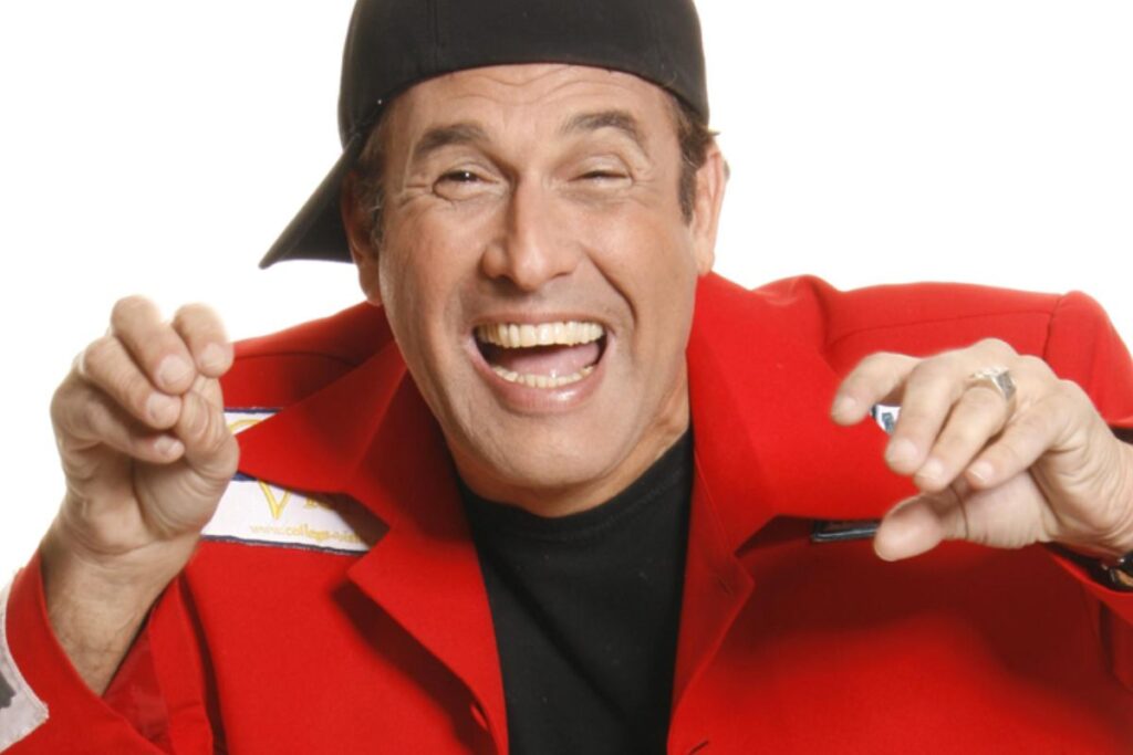 De acordo com informações publicadas pelo site Metrópoles, o perfil oficial do humorista e ator Sérgio Mallandro no Instagram foi suspenso na madrugada de quarta-feira, 18 de fevereiro. A conta, que acumulava quase 3 milhões de seguidores, deixou de estar acessível aos usuários da plataforma, gerando especulações sobre os motivos por trás da suspensão. Segundo a coluna de Fábia Oliveira no Metrópoles, ainda não está claro se a conta será desativada permanentemente ou se a suspensão é temporária. A ausência do perfil nas redes sociais chamou a atenção dos fãs e seguidores do humorista, que utilizava a plataforma para compartilhar conteúdos humorísticos e interagir com seu público. A publicação do Metrópoles destaca que a suspensão de perfis no Instagram pode ocorrer por diversos motivos, incluindo violações das diretrizes da comunidade da plataforma. No entanto, até o momento, não foram divulgadas informações oficiais sobre o motivo específico que levou à suspensão da conta de Sérgio Mallandro. A coluna de Fábia Oliveira sugere que a equipe do humorista está em contato com o Instagram para tentar resolver a situação e recuperar o acesso ao perfil. Enquanto isso, os seguidores de Mallandro aguardam ansiosamente por atualizações sobre o caso, que ainda permanece envolto em mistério. Ainda segundo o site Metrópoles, a suspensão do perfil de Sérgio Mallandro no Instagram ocorre em um momento em que muitos influenciadores e personalidades públicas enfrentam desafios semelhantes nas redes sociais. A plataforma tem intensificado suas políticas de moderação para garantir um ambiente seguro e respeitoso para todos os usuários. No entanto, a falta de transparência em alguns casos de suspensão gera questionamentos e preocupações entre os criadores de conteúdo. A coluna de Fábia Oliveira ressalta que, enquanto o desfecho do caso de Sérgio Mallandro não é conhecido, a situação serve como um lembrete da importância de seguir as diretrizes das plataformas digitais para evitar problemas semelhantes.