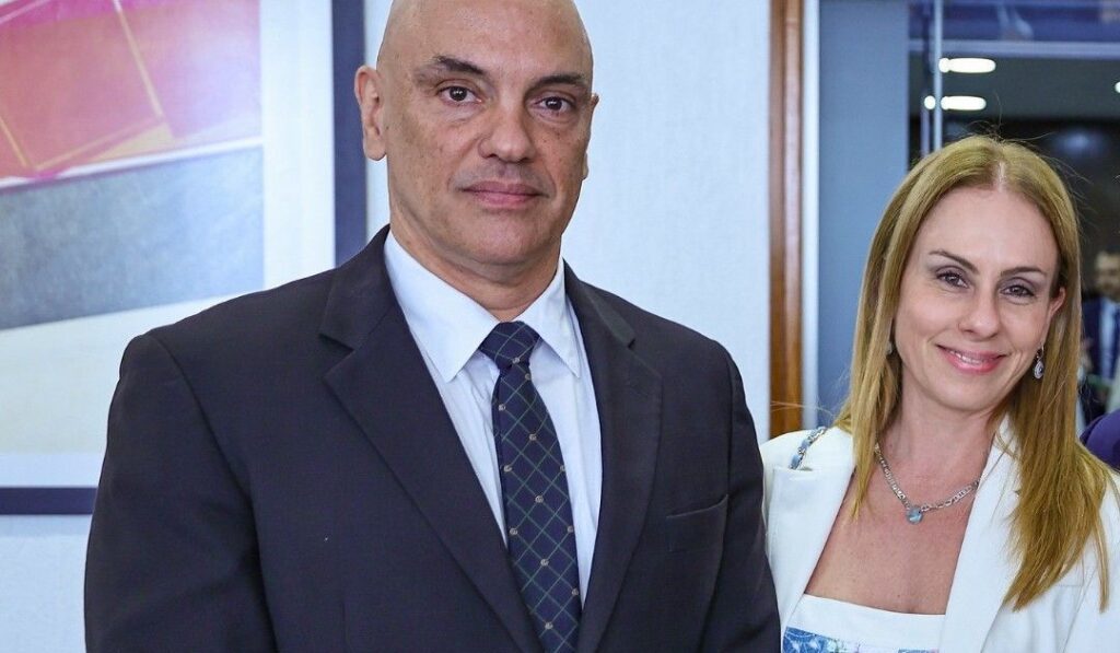 De acordo com uma publicação da CNN Brasil, um servidor da Receita Federal no Rio de Janeiro teria acessado informações fiscais de Viviane Barci de Moraes, esposa do ministro Alexandre de Moraes. A Polícia Federal está investigando se houve motivação política por trás desse acesso, que foi considerado suspeito. A CNN Brasil informa que o caso chamou a atenção das autoridades devido à posição de destaque do ministro no cenário político nacional, especialmente em um contexto de tensões políticas e investigações em andamento no país. Segundo a reportagem, a investigação busca determinar se o servidor agiu por conta própria ou se foi influenciado por terceiros. A CNN Brasil destaca que o acesso não autorizado a dados fiscais é uma questão séria, que pode ter implicações legais significativas. A Receita Federal possui protocolos rigorosos para proteger a privacidade das informações fiscais dos cidadãos, e qualquer violação desses protocolos é tratada com severidade. A publicação menciona que a investigação está em estágio inicial, e ainda não há conclusões definitivas sobre as motivações do servidor. A CNN Brasil também relata que o caso está sendo acompanhado de perto por diversas autoridades, dado o potencial impacto político. A esposa do ministro Alexandre de Moraes, Viviane Barci de Moraes, não se manifestou publicamente sobre o incidente até o momento. A publicação enfatiza que a investigação da Polícia Federal é parte de um esforço mais amplo para garantir a integridade e a segurança dos dados fiscais no Brasil. A CNN Brasil conclui que, enquanto a investigação prossegue, o caso continua a gerar especulações e interesse público, refletindo a sensibilidade das questões de privacidade e segurança de dados no contexto político atual.