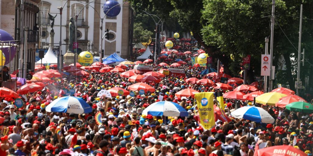 De acordo com informações publicadas pela Agência Brasil, aproximadamente 12 mil agentes de segurança estão mobilizados para reforçar as ações durante o período de Carnaval. Este aumento no efetivo tem como objetivo principal garantir a segurança dos foliões e a ordem pública em eventos de grande porte que ocorrem na cidade. A publicação destaca que um dos focos principais das operações de segurança é o circuito de megablocos localizado no Centro da capital, onde se espera uma grande concentração de pessoas. A presença maciça de agentes visa prevenir incidentes e assegurar que as festividades transcorram de maneira tranquila e segura para todos os participantes. Segundo a mesma fonte, a Polícia Militar do Rio de Janeiro tem realizado diversas ações para coibir atividades ilícitas e garantir a segurança dos cidadãos durante o Carnaval. Até o momento, mais de 200 pessoas foram presas em operações realizadas em diferentes pontos da cidade. Estas prisões, conforme relatado, fazem parte de uma estratégia mais ampla de combate ao crime, que inclui o patrulhamento ostensivo e a atuação em áreas consideradas críticas. A publicação ressalta que as autoridades estão empenhadas em manter a ordem e a segurança durante todo o período festivo, adotando medidas preventivas e repressivas conforme necessário. Ainda de acordo com a Agência Brasil, a atuação dos agentes de segurança tem sido fundamental para o sucesso das operações durante o Carnaval. A presença ostensiva de policiais nas ruas e em eventos de grande porte tem contribuído para a redução de ocorrências e para a sensação de segurança entre os foliões. As ações de segurança, conforme descrito na publicação, são parte de um esforço coordenado entre diferentes órgãos e instituições, visando garantir que a festa transcorra sem maiores incidentes. A expectativa é que, com a continuidade dessas medidas, o Carnaval possa ser celebrado de forma pacífica e segura por todos os participantes.