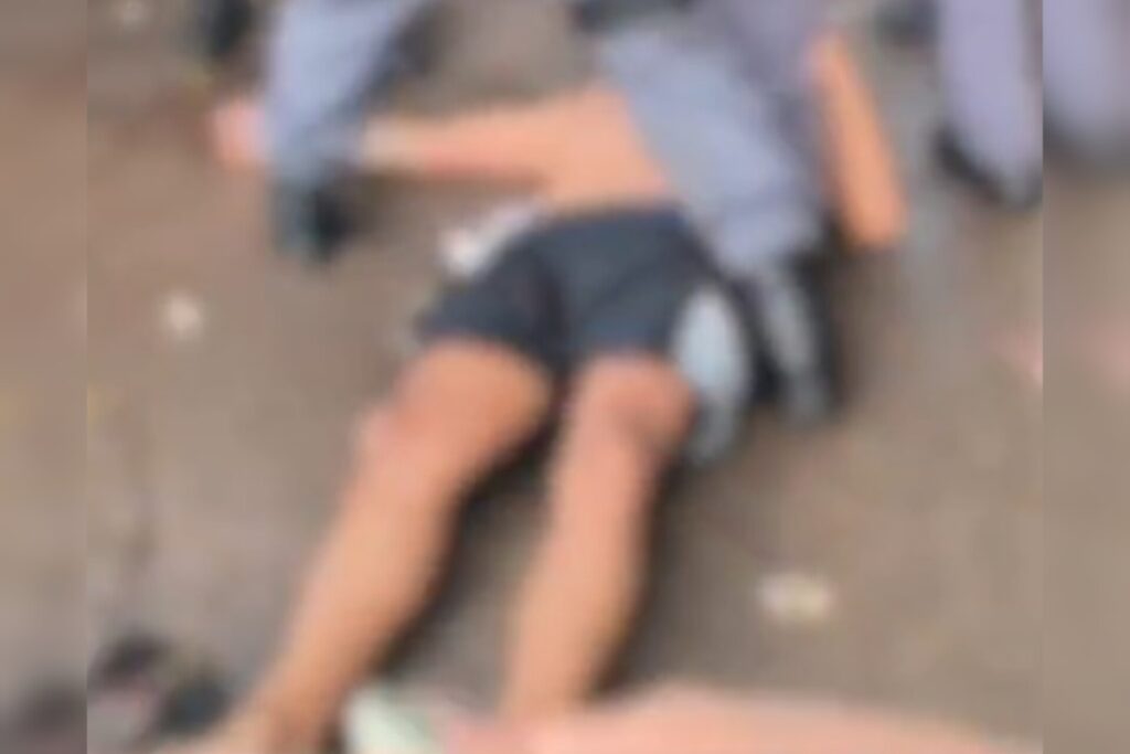 De acordo com informações divulgadas pelo site Metrópoles, um incidente envolvendo policiais militares ocorreu durante um evento conhecido como "megabloco" no Parque Ibirapuera, em São Paulo. O relato aponta que pelo menos sete policiais militares cercaram um homem próximo a um gradil e o imobilizaram utilizando um mata-leão, além de desferirem golpes de cassetetes. O site destaca que a ação dos policiais foi registrada em vídeo, o que gerou repercussão e questionamentos sobre o uso da força durante a abordagem. Ainda segundo a publicação, a Secretaria de Segurança Pública (SSP) de São Paulo informou que está analisando as imagens do ocorrido. A SSP não forneceu detalhes adicionais sobre o motivo da abordagem ou a identidade do homem envolvido, mas ressaltou que a análise das imagens faz parte de um procedimento padrão para verificar a conduta dos policiais em situações como essa. O site Metrópoles também menciona que não houve informações sobre ferimentos sofridos pelo homem ou se ele foi detido após a abordagem. O caso chamou a atenção para o uso de técnicas de imobilização por parte das forças de segurança, especialmente o mata-leão, que tem sido alvo de críticas e debates sobre sua segurança e legalidade. Conforme relatado pelo Metrópoles, a situação no Parque Ibirapuera levanta questões sobre a necessidade de protocolos claros e treinamento adequado para os policiais, a fim de garantir que as abordagens sejam realizadas de maneira segura e proporcional. A SSP não divulgou um prazo para a conclusão da análise das imagens, mas afirmou que tomará as medidas cabíveis após a avaliação dos fatos.