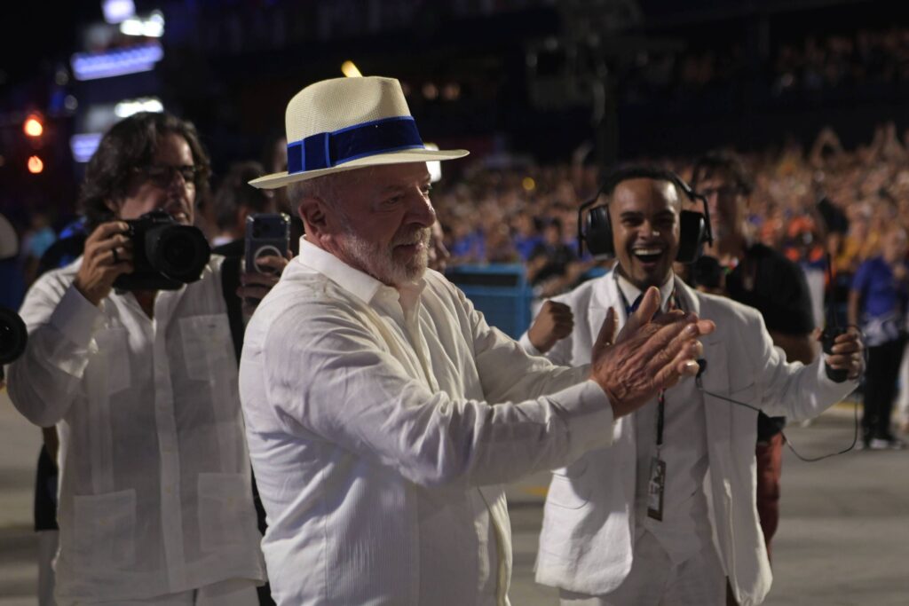 De acordo com a publicação da Folha de S.Paulo, o ministro-chefe da Secretaria-Geral da Presidência, Guilherme Boulos, criticou os bolsonaristas por acusarem o governo Lula de abuso de poder em relação ao desfile da escola de samba Acadêmicos de Niterói, que homenageou o presidente. Boulos afirmou que aqueles que utilizaram a Polícia Rodoviária Federal para impedir eleitores de Lula de votarem não têm autoridade moral para fazer tais acusações. A declaração foi feita em resposta às críticas recebidas pelo governo após o evento carnavalesco. Segundo o site, Boulos destacou que o desfile da Acadêmicos de Niterói foi uma manifestação cultural e que as acusações de abuso de poder são infundadas. Ele argumentou que o uso de recursos públicos para impedir o exercício do direito ao voto é uma questão mais grave e que os críticos deveriam se concentrar em práticas que realmente ameaçam a democracia. A publicação menciona que o ministro-chefe enfatizou a importância de se manter o foco em questões relevantes e de não desviar a atenção para acusações que considera sem fundamento. A Folha de S.Paulo relata que a reação de Boulos ocorre em um contexto de tensões políticas entre apoiadores do governo atual e do ex-presidente Jair Bolsonaro. O ministro-chefe ressaltou que o governo Lula está comprometido com a defesa da democracia e que as manifestações culturais, como o desfile de carnaval, são parte desse compromisso. A publicação finaliza mencionando que Boulos reafirmou a posição do governo de que a liberdade de expressão e a celebração cultural são direitos fundamentais que devem ser respeitados e protegidos.