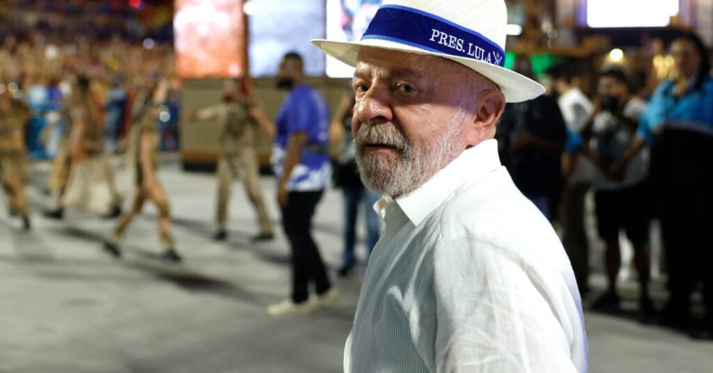 De acordo com a publicação da Veja, o deputado Alfredo Gaspar, do partido União Brasil de Alagoas, expressou sua insatisfação com uma homenagem prestada ao presidente Luiz Inácio Lula da Silva. Em suas palavras, Gaspar afirmou que "hoje foi dia de Lula e sua trupe sambarem na cara do cidadão de bem". A declaração foi feita em um contexto de críticas ao governo federal, especialmente em relação a questões de corrupção e gestão pública. O deputado, que também é relator da Comissão Parlamentar Mista de Inquérito (CPMI) do INSS, destacou que a homenagem ao presidente representa uma "exaltação à corrupção e à esculhambação", conforme relatado pela fonte. Ainda segundo a publicação, a crítica de Alfredo Gaspar se insere em um cenário político polarizado, onde as ações do governo Lula são frequentemente alvo de debates acalorados. O deputado, que tem se posicionado de forma crítica em relação ao governo, utilizou a homenagem como um exemplo do que considera ser uma gestão inadequada e desrespeitosa para com os cidadãos. A Veja destaca que a fala de Gaspar reflete um sentimento de insatisfação presente em alguns setores da política nacional, que veem nas homenagens ao presidente uma forma de desconsiderar os problemas enfrentados pelo país, especialmente no que tange à corrupção. Conforme a fonte, a declaração de Alfredo Gaspar gerou repercussão e foi amplamente divulgada, evidenciando as tensões políticas atuais. A publicação da Veja aponta que a crítica do deputado é parte de um discurso mais amplo que busca responsabilizar o governo por questões de corrupção e má administração. A fala de Gaspar, ao associar a homenagem a uma "exaltação à corrupção", sugere que, na visão do deputado, há uma desconexão entre as ações do governo e as expectativas da população. A revista conclui que essa declaração é mais um capítulo na complexa relação entre o governo federal e seus críticos, que continuam a utilizar a tribuna política para expressar suas preocupações e descontentamentos.