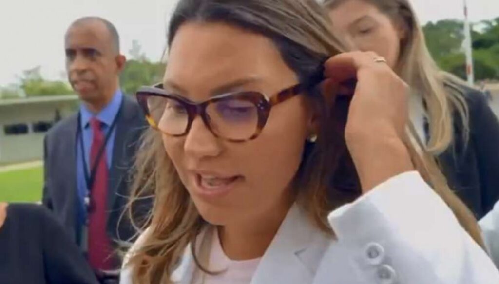 De acordo com o site Jornal da Cidade Online, Janja, esposa do presidente Luiz Inácio Lula da Silva, optou por não participar do desfile da Acadêmicos de Niterói na Marquês de Sapucaí. A decisão teria sido motivada pelo receio de que sua presença pudesse intensificar as críticas direcionadas tanto à escola de samba quanto ao próprio presidente Lula. A publicação sugere que, mesmo estando ansiosa para participar do evento, Janja preferiu evitar qualquer tipo de polêmica que pudesse surgir em decorrência de sua aparição pública no desfile. O site informa que a Acadêmicos de Niterói, que se preparava para o desfile, poderia enfrentar um aumento nas críticas caso Janja decidisse participar. A presença dela, segundo a publicação, poderia ser vista como uma tentativa de politizar o evento cultural, o que poderia gerar reações adversas tanto do público quanto da mídia. A decisão de Janja, conforme relatado, foi tomada após considerar o impacto potencial que sua participação poderia ter sobre a imagem da escola de samba e sobre o governo de seu marido. Ainda segundo o Jornal da Cidade Online, a escolha de Janja reflete uma preocupação com a percepção pública e com a manutenção de uma imagem positiva tanto para ela quanto para o presidente Lula. A publicação destaca que, ao optar por não desfilar, Janja buscou evitar que sua presença fosse interpretada como uma provocação ou como um gesto político, o que poderia desviar a atenção do evento cultural e gerar controvérsias desnecessárias. Assim, a decisão de Janja é apresentada como uma estratégia para minimizar críticas e preservar a harmonia durante o desfile da Acadêmicos de Niterói.