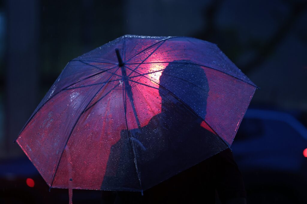 De acordo com o site Exame, a região da Grande Florianópolis enfrenta um cenário preocupante neste final de semana, com a previsão de acumulados de chuva que podem chegar a 150 milímetros. Essa condição climática adversa coloca a área sob um alerta vermelho, indicando um risco significativo de alagamentos e deslizamentos. A publicação destaca que as autoridades locais estão em estado de atenção máxima, monitorando a situação para mitigar possíveis impactos à população. O alerta vermelho é uma medida preventiva que visa preparar a comunidade e os serviços de emergência para responder rapidamente a qualquer eventualidade. Segundo a mesma fonte, a Defesa Civil de Santa Catarina está mobilizada e orienta os moradores a ficarem atentos às atualizações meteorológicas e às instruções das autoridades. A recomendação é que a população evite áreas de risco, como encostas e regiões ribeirinhas, que são mais suscetíveis a deslizamentos e inundações. A publicação ressalta que, em situações de emergência, é crucial que os cidadãos sigam as orientações das equipes de resgate e busquem abrigo em locais seguros. Além disso, a Defesa Civil está reforçando a importância de que as pessoas mantenham seus celulares carregados e com acesso a informações atualizadas sobre o clima. Ainda conforme o site Exame, o governo estadual está trabalhando em conjunto com os municípios da Grande Florianópolis para garantir que os recursos necessários estejam disponíveis em caso de necessidade de evacuação ou assistência emergencial. A publicação informa que equipes de resgate e assistência social estão de prontidão para atuar em eventuais ocorrências. A prioridade, segundo as autoridades, é preservar vidas e minimizar danos materiais. O site destaca que a população deve permanecer vigilante e seguir as recomendações das autoridades para garantir a segurança de todos durante este período de chuvas intensas.