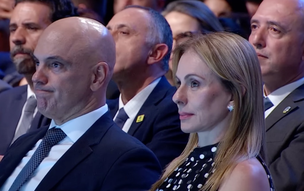 De acordo com informações publicadas pelo site O Antagonista, dados fiscais de Viviane Barci de Moraes, esposa do ministro do Supremo Tribunal Federal (STF) Alexandre de Moraes, teriam sido acessados em agosto de 2025. A publicação destaca que o acesso a essas informações gerou uma investigação para identificar os responsáveis pela violação de privacidade. O caso ganhou destaque devido à relevância das pessoas envolvidas e à sensibilidade dos dados acessados, o que levantou preocupações sobre a segurança das informações pessoais de figuras públicas no Brasil. O Antagonista relata que uma servidora foi apontada pelo STF como suspeita de estar envolvida no acesso não autorizado aos dados fiscais de Viviane Barci de Moraes. A publicação informa que, como parte das investigações, a servidora passou quatro horas em um presídio masculino, o que gerou críticas e questionamentos sobre os procedimentos adotados pelas autoridades responsáveis pelo caso. A situação da servidora no presídio masculino foi destacada como um ponto controverso, levantando discussões sobre o tratamento dispensado a suspeitos em investigações de alta visibilidade. Ainda segundo O Antagonista, o caso continua em investigação, e o STF está empenhado em esclarecer todos os detalhes relacionados ao acesso indevido dos dados fiscais. A publicação enfatiza que a segurança das informações pessoais de cidadãos, especialmente de figuras públicas, é uma preocupação crescente, e o desfecho desse caso pode ter implicações significativas para a forma como essas questões são tratadas no futuro. O site ressalta a importância de garantir que os responsáveis por violações de privacidade sejam identificados e responsabilizados, a fim de proteger a integridade e a confiança nas instituições brasileiras.