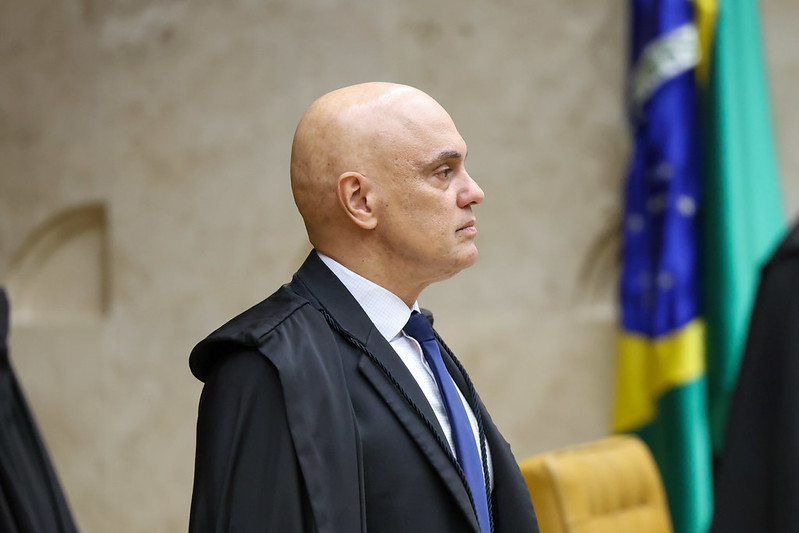 De acordo com o site CartaCapital, o Supremo Tribunal Federal (STF) tomou uma decisão contrária à concessão de aposentadoria especial para vigilantes. A decisão foi marcada pela prevalência do voto divergente do ministro Alexandre de Moraes, que se destacou no julgamento. A publicação destaca que essa decisão representa um marco importante no entendimento jurídico sobre os direitos previdenciários dos profissionais de segurança privada, que há tempos buscam o reconhecimento de condições especiais para a aposentadoria devido aos riscos inerentes à profissão. Ainda segundo a CartaCapital, o julgamento no STF foi acompanhado de perto por entidades representativas dos vigilantes, que argumentam que a natureza da atividade exercida por esses profissionais justifica a concessão de uma aposentadoria diferenciada. No entanto, a decisão do Supremo, conforme relatado pela publicação, reflete uma interpretação mais restritiva das normas previdenciárias, priorizando a uniformidade de critérios para a concessão de benefícios especiais. O voto do ministro Alexandre de Moraes, que foi determinante para o desfecho do caso, teria enfatizado a necessidade de uma legislação específica que regulamente a questão, em vez de uma interpretação ampliada das normas existentes. A reportagem da CartaCapital também menciona que a decisão do STF pode ter implicações significativas para outras categorias profissionais que buscam o reconhecimento de condições especiais para a aposentadoria. A publicação sugere que, com essa decisão, o Supremo Tribunal Federal reafirma a importância de uma abordagem legislativa clara e específica para a concessão de benefícios previdenciários diferenciados, o que pode influenciar futuros julgamentos e debates legislativos sobre o tema. Assim, a decisão do STF, conforme relatado, não apenas afeta diretamente os vigilantes, mas também estabelece um precedente relevante para a discussão sobre direitos previdenciários no Brasil.