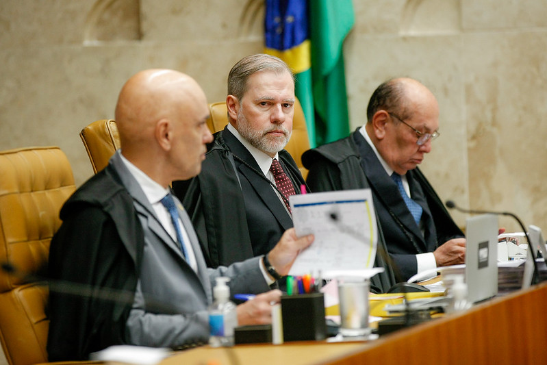 De acordo com a publicação da Gazeta do Povo, juristas têm observado que a recente reunião dos ministros do Supremo Tribunal Federal (STF) é vista como um claro indicativo de que a corte entrou em uma dinâmica de "vale-tudo", operando sem o devido pudor institucional. A análise sugere que as decisões e comportamentos dos ministros estão cada vez mais distantes das normas tradicionais que regem a atuação do tribunal, o que levanta preocupações sobre a integridade e a imparcialidade da instituição. Segundo o site, essa percepção é compartilhada por diversos especialistas em direito, que apontam para um cenário em que as ações do STF podem estar sendo guiadas por interesses que extrapolam o âmbito jurídico. Ainda conforme a Gazeta do Povo, essa mudança de postura do STF é vista como um reflexo de um ambiente político e social mais polarizado, onde as pressões externas e internas sobre a corte se intensificaram. A publicação destaca que, para alguns analistas, essa situação pode comprometer a confiança pública no sistema judiciário, uma vez que a percepção de imparcialidade é fundamental para a legitimidade das decisões judiciais. O site também menciona que a atuação dos ministros em questões de grande relevância nacional tem sido alvo de críticas, especialmente quando essas decisões são percebidas como alinhadas a interesses específicos ou a agendas políticas. Por fim, a Gazeta do Povo ressalta que, diante desse cenário, há um debate crescente sobre a necessidade de reformas no sistema judiciário brasileiro para garantir que o STF possa atuar de maneira mais transparente e independente. Segundo a publicação, alguns juristas defendem a implementação de mecanismos que aumentem a responsabilidade e a prestação de contas dos ministros, enquanto outros sugerem mudanças estruturais que possam fortalecer a autonomia da corte frente a pressões externas. A discussão sobre o papel do STF na atual conjuntura política do Brasil, conforme o site, continua a ser um tema de grande relevância e interesse público, com implicações significativas para o futuro da democracia no país.