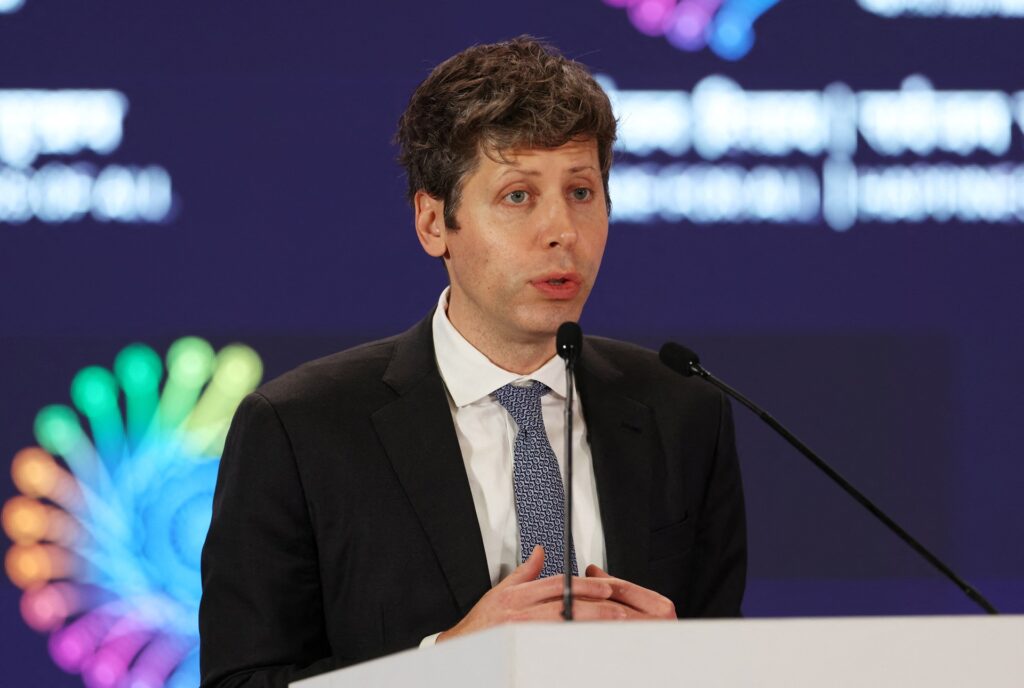 De acordo com o site InfoMoney, Sam Altman, fundador da OpenAI, afirmou que as primeiras versões de superinteligência podem surgir em breve, possivelmente dentro de alguns anos. Altman destacou que essas versões iniciais de superinteligência têm o potencial de superar executivos de alto escalão, incluindo ele próprio. Segundo a publicação, Altman enfatizou a rapidez com que a tecnologia está avançando e a possibilidade de que essas inteligências artificiais possam desempenhar papéis significativos em várias indústrias, desafiando a liderança humana tradicional. O site InfoMoney relata que Altman acredita que a chegada da superinteligência representa um marco importante na evolução tecnológica, com implicações profundas para o mercado de trabalho e a estrutura organizacional das empresas. Ele sugere que, à medida que essas inteligências artificiais se tornem mais sofisticadas, poderão assumir responsabilidades que atualmente são exclusivas de executivos humanos. Segundo Altman, essa transição pode levar a uma reavaliação das funções e responsabilidades dentro das corporações, à medida que as máquinas começam a desempenhar papéis mais estratégicos e de tomada de decisão. Ainda conforme a publicação do InfoMoney, Altman destacou a importância de se preparar para essa nova realidade, sugerindo que empresas e líderes devem começar a considerar como integrar essas tecnologias de maneira ética e eficaz. Ele alertou que, embora a superinteligência possa trazer benefícios significativos, também apresenta desafios que precisam ser abordados com cuidado. Altman enfatizou a necessidade de um diálogo contínuo sobre o impacto potencial da superinteligência na sociedade e no mundo dos negócios, destacando que a preparação e a adaptação serão fundamentais para aproveitar ao máximo as oportunidades que essa tecnologia emergente pode oferecer.