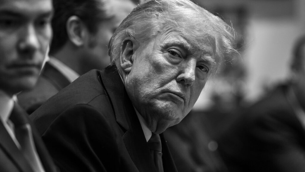 De acordo com o site Poder360, a Suprema Corte dos Estados Unidos decidiu, por uma votação de 6 a 3, que a lei de emergência não autoriza a imposição de tarifas globais sem a aprovação do Congresso. A decisão representa um revés significativo para as políticas comerciais adotadas durante o governo do ex-presidente Donald Trump, que utilizou a lei de emergência para justificar a implementação de tarifas sobre produtos de diversos países. Segundo a publicação, a corte entendeu que a aplicação de tais tarifas excede a autoridade presidencial, uma vez que a Constituição dos Estados Unidos confere ao Congresso o poder de regular o comércio internacional. O site informa que a decisão da Suprema Corte reflete uma interpretação estrita da separação de poderes, enfatizando a necessidade de o Executivo buscar a aprovação legislativa para medidas que impactem significativamente a economia e as relações comerciais do país. A publicação destaca que, durante o governo Trump, as tarifas foram justificadas como uma medida de segurança nacional, mas a corte concluiu que essa justificativa não é suficiente para contornar a necessidade de aprovação pelo Congresso. Segundo o Poder360, a decisão pode ter implicações duradouras sobre a forma como futuras administrações abordam questões de política comercial e segurança nacional. Ainda conforme o site, a decisão foi recebida com reações mistas. Alguns setores da indústria, que foram afetados negativamente pelas tarifas, saudaram a decisão como uma correção necessária de uma política que consideravam prejudicial. Por outro lado, defensores das tarifas argumentaram que elas eram uma ferramenta crucial para proteger os interesses econômicos dos Estados Unidos. De acordo com a publicação, a decisão da Suprema Corte sublinha a importância do equilíbrio entre os poderes e a necessidade de um debate mais amplo e inclusivo sobre as políticas comerciais do país.