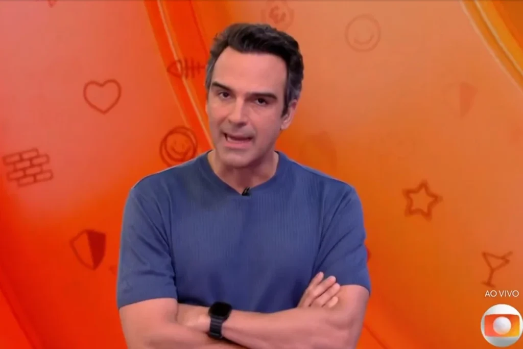 De acordo com informações divulgadas pelo site TV Prime, o apresentador Tadeu Schmidt surpreendeu o público durante a exibição do programa Big Brother Brasil 26, na última sexta-feira (20). Durante o episódio, Schmidt anunciou que a casa mais vigiada do Brasil receberia dois novos participantes, uma notícia que pegou tanto os telespectadores quanto os próprios confinados de surpresa. Segundo a publicação, essa reviravolta no reality show gerou uma onda de especulações e expectativas sobre como a entrada dos novos integrantes pode impactar a dinâmica do jogo. O site TV Prime destacou que a inclusão de novos participantes no decorrer do programa não é uma prática inédita, mas sempre gera grande repercussão entre os fãs do reality. A publicação ressaltou que a estratégia de adicionar novos competidores pode alterar alianças já formadas e criar novas tensões dentro da casa. Além disso, a chegada de novos rostos tende a renovar o interesse do público, que acompanha atentamente as interações e possíveis conflitos que podem surgir com a mudança no elenco. Segundo o site, essa movimentação é vista como uma tentativa de manter o programa dinâmico e imprevisível. Ainda conforme o TV Prime, a identidade dos novos participantes não foi revelada imediatamente, o que aumentou a curiosidade e as especulações nas redes sociais. A publicação informou que, tradicionalmente, a entrada de novos jogadores é acompanhada de uma série de desafios e provas que testam a adaptação dos recém-chegados ao ambiente já estabelecido. Segundo o site, essa estratégia de introduzir novos elementos no jogo é uma maneira de manter a audiência engajada e garantir que o Big Brother Brasil continue sendo um dos programas mais comentados e assistidos da televisão brasileira.