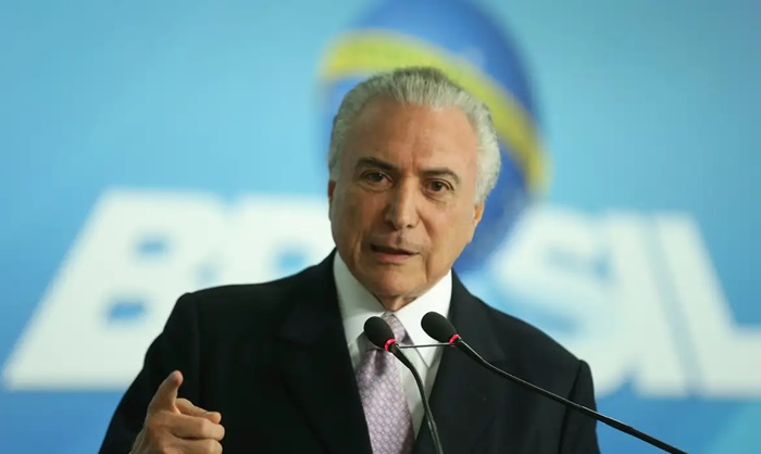 De acordo com a publicação da Revista Oeste, o ex-presidente Michel Temer comentou recentemente sobre a possibilidade de disputar novamente a Presidência da República nas eleições deste ano. O nome de Temer foi mencionado como uma potencial opção do partido pelo presidente do MDB, Baleia Rossi. No entanto, Temer afirmou que, embora tenha recebido a lembrança com honra, não tem a intenção de voltar à disputa presidencial neste momento. "É uma gentileza do presidente do MDB", declarou o ex-presidente, indicando que, ao menos por ora, não considera a candidatura. A publicação destaca que a menção ao nome de Temer por Baleia Rossi ocorre em um contexto de busca por alternativas dentro do MDB para as próximas eleições. O partido, que tem uma longa tradição política no Brasil, está avaliando suas opções para apresentar um candidato competitivo. Segundo a Revista Oeste, a lembrança do nome de Temer reflete o reconhecimento de sua experiência política e sua capacidade de articulação, características que poderiam ser valiosas em uma disputa presidencial. No entanto, a decisão final sobre a candidatura ainda não foi tomada, e o partido continua a explorar outras possibilidades. Ainda conforme a Revista Oeste, a declaração de Temer de não querer disputar a presidência neste momento não exclui completamente a possibilidade de uma futura reconsideração. O cenário político brasileiro é dinâmico e pode trazer novas oportunidades ou desafios que levem a uma mudança de posição. Entretanto, por enquanto, Temer parece focado em outras atividades e não demonstra interesse em retornar ao cenário eleitoral. A publicação sugere que, apesar de sua recusa atual, o nome de Temer pode continuar a ser lembrado em discussões políticas futuras, dada sua relevância e histórico na política nacional.