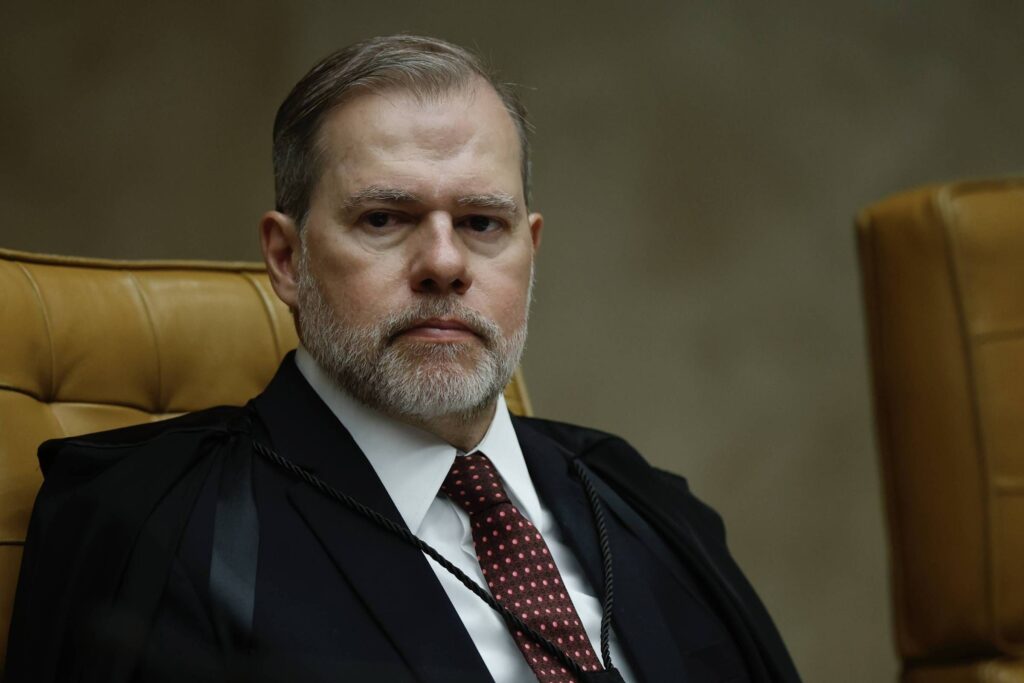 De acordo com informações publicadas pelo site da Folha de S.Paulo, o ministro Dias Toffoli, do Supremo Tribunal Federal (STF), enfrenta atualmente dez pedidos de impeachment no Senado Federal. Esses pedidos refletem uma série de questionamentos sobre sua conduta e decisões enquanto membro da mais alta corte do país. A publicação destaca que, entre os pedidos, quatro estão relacionados a um caso específico envolvendo o Banco Master, que ganharam destaque ao serem protocolados em 2026. Esse conjunto de solicitações de impeachment sugere um movimento significativo no cenário político e jurídico brasileiro, com implicações potenciais para a estabilidade institucional. Segundo a mesma fonte, os pedidos de impeachment contra o ministro Toffoli no Senado Federal são parte de um processo formal que pode levar a um julgamento político, caso sejam aceitos e avancem nas etapas necessárias. O caso do Banco Master, mencionado em quatro dos pedidos, parece ser um ponto central nas acusações, embora os detalhes específicos sobre as alegações não tenham sido divulgados na publicação. A Folha de S.Paulo não especifica quais seriam os outros motivos que levaram aos demais seis pedidos de impeachment, mas a quantidade de solicitações indica um nível de insatisfação ou preocupação com a atuação do ministro em diferentes frentes. Ainda conforme a publicação, o processo de impeachment de um ministro do STF é um procedimento complexo e raro, que envolve tanto o Senado quanto a Câmara dos Deputados. Para que um pedido de impeachment seja aceito, é necessário que haja uma análise preliminar e, posteriormente, uma votação que determine se o processo deve seguir adiante. A situação de Dias Toffoli, portanto, coloca em evidência o papel do Senado Federal como instância de controle e fiscalização dos membros do Judiciário, destacando a importância do equilíbrio entre os poderes na democracia brasileira. A Folha de S.Paulo não fornece uma previsão sobre os próximos passos ou possíveis desdobramentos, mas o caso certamente continuará a ser acompanhado de perto por observadores políticos e jurídicos.