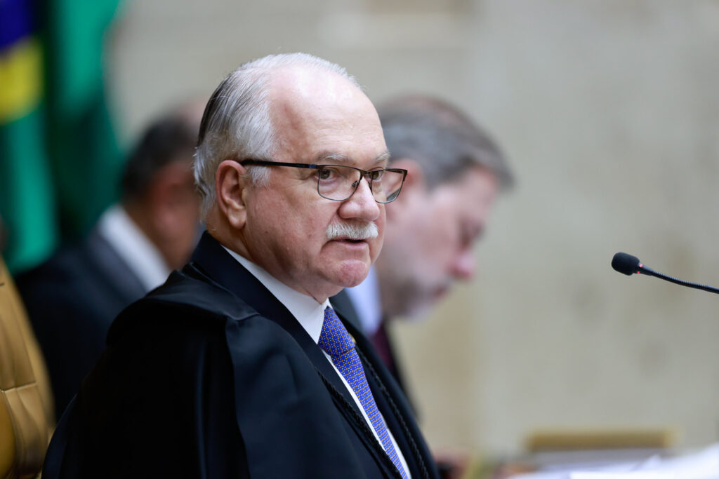 De acordo com o site O Antagonista, o ministro Dias Toffoli, do Supremo Tribunal Federal (STF), afirmou não ver impedimento para continuar à frente do caso Master. Essa declaração foi feita em meio a discussões sobre a condução do processo, que envolve questões de grande relevância jurídica e política. O site destaca que a posição de Toffoli é significativa, considerando o contexto e as possíveis implicações de sua permanência no caso. A decisão do ministro ocorre em um momento em que o Supremo Tribunal Federal está sob os holofotes, com diversos casos de alta complexidade em pauta. Ainda segundo a publicação, o presidente do Supremo, ministro Edson Fachin, tomou a iniciativa de convocar uma reunião com os demais integrantes da Corte. O objetivo desse encontro é comunicar formalmente o recebimento de um relatório da Polícia Federal relacionado ao caso Master, além de discutir a resposta de Toffoli sobre sua continuidade no processo. Fachin, ao chamar a reunião, busca garantir que todos os ministros estejam cientes dos desenvolvimentos recentes e possam deliberar sobre os próximos passos a serem seguidos. A convocação de Fachin reflete a importância do caso e a necessidade de uma abordagem colegiada para sua resolução. O site O Antagonista ressalta que a reunião convocada por Fachin e a posição de Toffoli são elementos centrais na dinâmica atual do Supremo Tribunal Federal. A condução do caso Master, com suas complexidades e desdobramentos, exige atenção e coordenação entre os ministros da Corte. A comunicação entre os integrantes do STF é essencial para assegurar que as decisões sejam tomadas de forma transparente e fundamentada. O desenrolar desse processo será acompanhado de perto por observadores e especialistas, dada a sua relevância para o cenário jurídico e político do país.