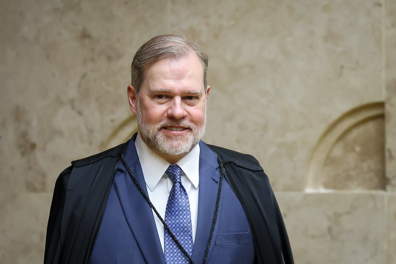 De acordo com informações divulgadas pela Revista Oeste, a Polícia Federal (PF) apresentou um relatório ao ministro Edson Fachin, do Supremo Tribunal Federal (STF), que detalha conteúdos extraídos do celular de um banqueiro. O material, conforme a publicação, menciona ligações, convites e negócios envolvendo o nome do ministro do STF, José Antonio Dias Toffoli, e o empresário Marcos Vorcaro. Segundo a revista, a documentação entregue a Fachin faz parte de uma investigação mais ampla que busca esclarecer possíveis relações entre figuras do Judiciário e do setor empresarial. A publicação destaca que, entre os conteúdos analisados, estão registros de ligações telefônicas e mensagens que sugerem um convite para um evento em Tayayá, uma localidade que, segundo a Revista Oeste, pode estar relacionada a negócios de interesse do banqueiro. O relatório da PF, conforme o site, não apenas lista esses contatos, mas também busca entender o contexto e a frequência das interações entre as partes mencionadas. A revista aponta que a análise dos dados extraídos do celular é parte de um esforço para mapear possíveis conexões que possam ter implicações legais ou éticas. Ainda segundo a Revista Oeste, a investigação da PF não implica, de imediato, em qualquer acusação formal contra Toffoli ou Vorcaro, mas levanta questões sobre a natureza das interações entre eles e o banqueiro. A publicação ressalta que o material entregue a Fachin é apenas uma parte do processo investigativo, que pode se desdobrar em novas etapas conforme mais informações sejam analisadas. A revista conclui que o caso está sendo acompanhado de perto por autoridades e pode ter desdobramentos significativos dependendo das conclusões a que a investigação chegar.