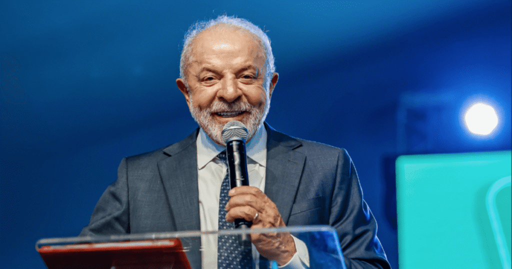 De acordo com informações apuradas por Teo Cury para o programa CNN Novo Dia, o Tribunal Superior Eleitoral (TSE) manteve a realização do desfile da escola de samba Acadêmicos de Niterói, que presta homenagem ao ex-presidente Luiz Inácio Lula da Silva. No entanto, o TSE alertou sobre os riscos de que o evento possa ser interpretado como propaganda eleitoral antecipada. Segundo a publicação, a preocupação do tribunal está centrada na possibilidade de que a homenagem ultrapasse os limites de uma manifestação cultural e se configure como um ato de promoção política antes do período permitido por lei. Conforme relatado pela CNN Brasil, o TSE não descartou a possibilidade de punição a Lula caso se comprove que o desfile tenha caráter eleitoral. A legislação brasileira é rigorosa quanto à propaganda eleitoral, estipulando prazos específicos para sua realização. O tribunal, segundo a reportagem, está atento a qualquer indício de que o evento possa influenciar o eleitorado de maneira indevida, o que poderia acarretar sanções ao ex-presidente. A CNN destaca que o TSE tem o papel de zelar pela igualdade de condições entre os candidatos e que qualquer ação que possa desequilibrar essa balança é vista com cautela. Ainda segundo a CNN Brasil, a decisão do TSE de permitir o desfile, mas com ressalvas, reflete a complexidade de equilibrar a liberdade de expressão cultural com as regras eleitorais vigentes. A publicação ressalta que a situação é um exemplo de como manifestações culturais podem, em determinados contextos, se aproximar do campo político, exigindo uma análise cuidadosa por parte das autoridades competentes. O TSE, conforme a reportagem, continuará monitorando o caso para garantir que as normas eleitorais sejam respeitadas, mantendo a integridade do processo democrático.