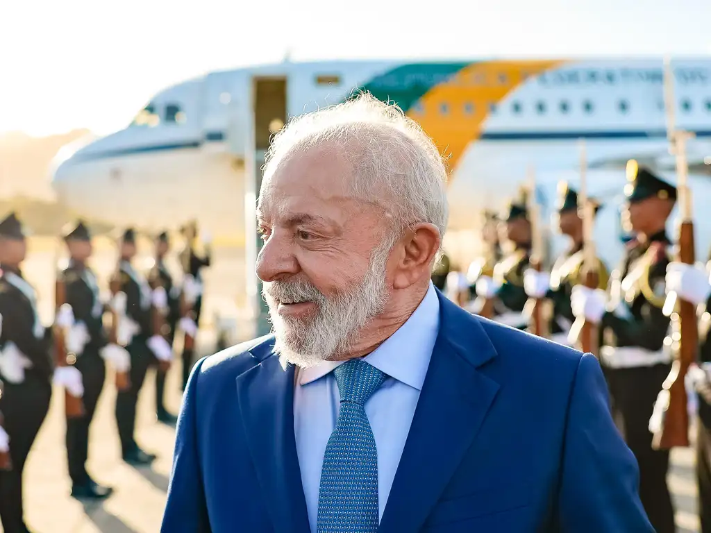De acordo com a Revista Oeste, o presidente Luiz Inácio Lula da Silva está prestes a embarcar em mais uma série de compromissos internacionais, desta vez com destino à Ásia. Após um início de ano movimentado, no qual passou 50 dias fora do Brasil em 2025, distribuídos em 16 viagens internacionais, Lula ainda não desfez as malas. A publicação informa que, entre os dias 17 e 24 de fevereiro, o presidente participará de agendas oficiais na Índia e na Coreia do Sul. O Ministério das Relações Exteriores, conhecido como Itamaraty, divulgou a programação na última quinta-feira, 12 de fevereiro, destacando a importância dessas visitas para o fortalecimento das relações bilaterais. Segundo o site, a agenda do presidente na Ásia incluirá discussões sobre mineração, um setor de grande relevância para a economia brasileira. A escolha dos países a serem visitados não é aleatória, uma vez que tanto a Índia quanto a Coreia do Sul são parceiros estratégicos do Brasil em diversas áreas. A publicação ressalta que essas viagens têm como objetivo principal estreitar laços comerciais e políticos, além de explorar novas oportunidades de cooperação. O Itamaraty enfatiza que a presença de Lula nesses países poderá abrir portas para futuros acordos e parcerias, beneficiando setores-chave da economia brasileira. Ainda conforme a Revista Oeste, a comitiva presidencial que acompanhará Lula nessas viagens será composta por ministros e assessores, que participarão de reuniões e eventos paralelos. O Itamaraty destaca que a presença de autoridades brasileiras em encontros internacionais é fundamental para promover os interesses do Brasil no exterior. A publicação observa que, ao longo de seu mandato, Lula tem se empenhado em reforçar a imagem do Brasil como um ator global relevante, buscando sempre ampliar o diálogo com outras nações. Essa nova turnê pela Ásia é vista como mais um passo nessa direção, com o potencial de trazer resultados positivos para o país.