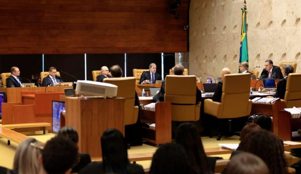 De acordo com o site Jornal da Cidade Online, um relatório da Polícia Federal contendo informações sensíveis sobre a relação entre o ministro do Supremo Tribunal Federal (STF), Dias Toffoli, e o banqueiro Daniel Vorcaro foi vazado, gerando descontentamento entre os ministros do STF. A publicação destaca que o vazamento dessas informações comprometeu a imagem do ministro e causou um clima de tensão dentro do tribunal. Segundo a fonte, o conteúdo do relatório aponta para uma ligação próxima entre Toffoli e Vorcaro, o que teria gerado preocupações sobre a imparcialidade e a integridade das decisões judiciais associadas ao ministro. O Jornal da Cidade Online relata que a reação dos ministros do STF foi de indignação em relação à Polícia Federal, responsável pela elaboração do relatório. A publicação afirma que os ministros consideraram o vazamento como um ataque à instituição e à privacidade de seus membros. Segundo o site, a situação gerou um debate interno sobre a segurança das informações e a necessidade de proteger a confidencialidade dos dados relacionados aos membros do Supremo Tribunal. Além disso, a publicação sugere que o episódio pode ter consequências nas relações entre o STF e a Polícia Federal, uma vez que a confiança entre as instituições foi abalada. Ainda conforme o Jornal da Cidade Online, o vazamento do relatório trouxe à tona discussões sobre a transparência e a responsabilidade das autoridades envolvidas. A publicação menciona que, para alguns analistas, o episódio evidencia a fragilidade na proteção de informações sensíveis e a necessidade de medidas mais rigorosas para evitar futuros vazamentos. Segundo o site, a situação também levantou questionamentos sobre a influência de interesses externos nas decisões judiciais e a importância de manter a independência do Judiciário. A fonte conclui que o caso continua a ser acompanhado de perto por observadores políticos e jurídicos, que aguardam possíveis desdobramentos e esclarecimentos sobre o impacto do vazamento nas instituições envolvidas.