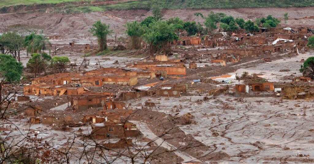 De acordo com o site Superinteressante, as plantas Assa-peixe e jaborandi-do-mato, encontradas na região de Mariana, em Minas Gerais, desenvolveram adaptações metabólicas para sobreviver em ambientes contaminados por metais tóxicos. Essas alterações são uma resposta direta aos rejeitos de mineração que afetaram a área após o rompimento da barragem de Fundão, em 2015. Segundo a publicação, essas espécies vegetais conseguiram modificar seus processos internos para minimizar os danos causados pela presença de substâncias nocivas no solo, demonstrando uma notável capacidade de resiliência e adaptação ao ambiente adverso. O artigo da Superinteressante destaca que essas plantas passaram por mudanças significativas em seus metabolismos, permitindo-lhes lidar melhor com a contaminação por metais pesados. As adaptações incluem mecanismos que reduzem a absorção de elementos tóxicos e aumentam a tolerância a condições de estresse ambiental. Conforme relatado pela fonte, essa capacidade adaptativa é crucial para a sobrevivência das espécies em um ecossistema que foi drasticamente alterado pela atividade humana, especialmente pela mineração. As descobertas ressaltam a importância de estudar e compreender os mecanismos de adaptação das plantas em áreas impactadas por desastres ambientais. Ainda segundo a publicação, a pesquisa sobre a vegetação de Mariana oferece insights valiosos para a recuperação de áreas degradadas e para o desenvolvimento de estratégias de remediação ambiental. O estudo das plantas Assa-peixe e jaborandi-do-mato pode contribuir para a elaboração de técnicas que utilizem a vegetação nativa na recuperação de solos contaminados. De acordo com o site, essas descobertas sublinham a importância da conservação da biodiversidade local e do papel das plantas na mitigação dos efeitos de desastres ambientais. A adaptação dessas espécies não apenas garante sua sobrevivência, mas também pode servir como modelo para iniciativas de restauração ecológica em outras regiões afetadas por atividades industriais.