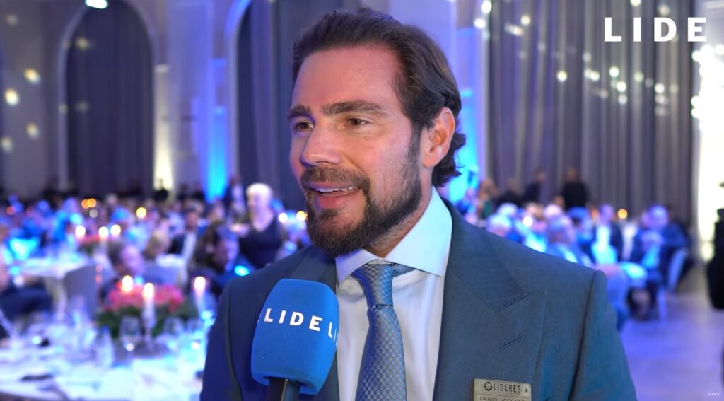 De acordo com informações divulgadas pelo site O Antagonista, o banqueiro tem expressado a pessoas próximas sua preocupação em relação à composição do colegiado da Comissão Parlamentar Mista de Inquérito (CPMI) do INSS. Segundo a publicação, ele acredita que a atual formação do grupo poderia torná-lo mais vulnerável a constrangimentos públicos durante as investigações. Essa avaliação tem gerado discussões sobre a possibilidade de ele não comparecer à CPMI, uma decisão que poderia ter implicações significativas para o andamento dos trabalhos da comissão. O site O Antagonista destaca que essa percepção do banqueiro está sendo compartilhada em conversas privadas, onde ele tem ponderado os riscos associados ao seu comparecimento. A composição do colegiado, segundo a publicação, parece ser um fator determinante na sua avaliação, sugerindo que ele teme que a dinâmica interna da comissão possa não ser favorável a ele. Essa situação levanta questões sobre a transparência e a imparcialidade dos procedimentos da CPMI, além de colocar em evidência as tensões que podem surgir em investigações de grande repercussão pública. Ainda conforme o site O Antagonista, a possibilidade de o banqueiro não comparecer à CPMI do INSS é uma questão que está sendo considerada seriamente por ele e seus assessores. Essa decisão, se confirmada, poderia impactar a percepção pública sobre a investigação e levantar debates sobre a eficácia das comissões parlamentares em lidar com figuras de destaque no cenário econômico. A publicação sugere que o banqueiro está avaliando cuidadosamente os prós e contras de sua participação, em um contexto onde a exposição pública e os possíveis constrangimentos são fatores de peso em sua decisão final.