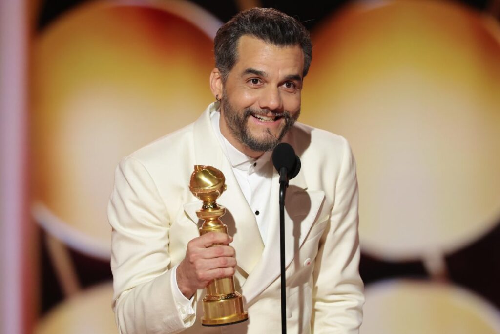 De acordo com o site Metrópoles, Wagner Moura, um baiano residente em Los Angeles, tem se destacado no cenário cinematográfico internacional, especialmente por sua campanha ao Oscar. A publicação destaca que Moura, conhecido por sua atuação em produções de grande impacto, tem chamado a atenção não apenas por seu talento, mas também pela originalidade de sua trajetória. O ator, que já conquistou reconhecimento em diversas partes do mundo, agora figura entre os nomes mais comentados na indústria cinematográfica dos Estados Unidos, um feito notável para um artista brasileiro. Segundo a mesma fonte, Wagner Moura foi recentemente incluído na lista das 50 pessoas mais influentes dos Estados Unidos, um reconhecimento que sublinha sua crescente importância e influência no país. Esta inclusão é vista como um reflexo de sua capacidade de transcender barreiras culturais e linguísticas, conquistando um espaço significativo em um mercado altamente competitivo. A publicação ressalta que Moura não apenas representa o talento brasileiro no exterior, mas também serve como inspiração para muitos outros artistas que buscam seguir uma carreira internacional. Ainda de acordo com o site Metrópoles, a trajetória de Wagner Moura é marcada por escolhas ousadas e papéis desafiadores, que contribuíram para consolidar sua reputação como um ator versátil e comprometido. Sua presença em Los Angeles, um dos principais centros da indústria cinematográfica mundial, tem sido estratégica para ampliar suas oportunidades e visibilidade. A publicação enfatiza que, além de seu trabalho como ator, Moura também tem se envolvido em projetos de direção e produção, o que reforça sua posição como uma figura multifacetada e influente no cenário artístico global.