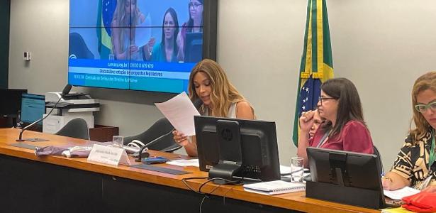 A **deputada federal Erika Hilton (PSOL-SP)** enfrentou desafios significativos durante sua primeira sessão como presidente da **Comissão da Mulher da Câmara dos Deputados**. Desde o início, a sessão foi marcada por tensões, com Erika Hilton sendo alvo de provocações e deboches por parte de membros do bolsonarismo. Segundo a publicação, a sessão começou de forma tumultuada, com interrupções constantes e comentários desrespeitosos dirigidos à deputada, evidenciando um ambiente hostil e polarizado. A liderança de Erika Hilton na comissão, que tem como objetivo principal discutir e promover políticas públicas voltadas para os direitos das mulheres, foi testada logo em seu primeiro dia. Durante a sessão, Erika Hilton buscou manter a ordem e focar nos temas relevantes para a comissão, apesar das dificuldades enfrentadas. Segundo o site, a deputada destacou a importância de se discutir questões cruciais para o avanço dos direitos das mulheres no Brasil, como a violência de gênero e a igualdade salarial. No entanto, as tentativas de desviar o foco dos debates por parte de alguns parlamentares dificultaram o andamento dos trabalhos. A postura de Erika Hilton, firme e determinada, foi essencial para conduzir a sessão em meio a um cenário de provocações, demonstrando seu compromisso com a pauta feminina e sua capacidade de liderança. A primeira sessão de Erika Hilton na Comissão da Mulher evidenciou os desafios que a deputada enfrentará em sua gestão. Segundo a publicação, a resistência de alguns setores políticos às pautas progressistas defendidas por Erika Hilton pode ser um obstáculo, mas também uma oportunidade para fortalecer o debate sobre os direitos das mulheres no Brasil. A sessão serviu como um indicativo das batalhas políticas que estão por vir, mas também destacou a importância de uma liderança comprometida e resiliente na promoção de mudanças significativas. A atuação de Erika Hilton, apesar das adversidades, reafirma a necessidade de um espaço político mais inclusivo e respeitoso, onde as vozes das mulheres sejam ouvidas e valorizadas.