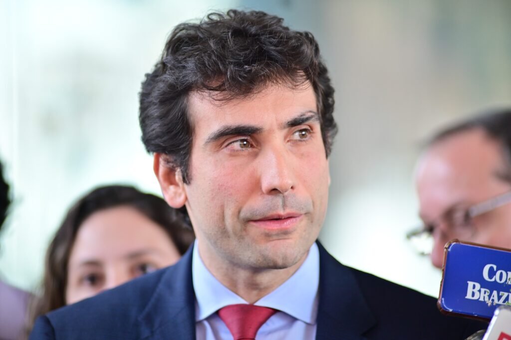 O presidente do Banco Central, Gabriel Galípolo, revelou que **101 milhões de pessoas no Brasil** utilizam **cartão de crédito**, uma modalidade que contribui significativamente para o endividamento da população. Esses dados, referentes a janeiro deste ano, destacam uma preocupação crescente com o uso inadequado do crédito. Segundo Galípolo, muitos brasileiros estão recorrendo a linhas de crédito que deveriam ser usadas apenas em situações emergenciais, mas que, na prática, estão sendo incorporadas como parte da renda mensal. Isso levanta a necessidade de uma discussão estrutural sobre o tema. Por que o cartão de crédito é uma preocupação? De acordo com Galípolo, o uso recorrente do crédito rotativo, que possui taxas de juros "punitivas", é um dos principais fatores de endividamento. Ele sugere que a busca por **linhas de crédito mais adequadas** à renda dos trabalhadores é essencial para evitar que o crédito rotativo seja utilizado como complemento de renda. Essa prática pode levar a um ciclo de endividamento difícil de quebrar. Como os eventos globais influenciam o endividamento? Nos últimos anos, quatro choques econômicos principais impactaram a inflação: a pandemia de Covid-19, a guerra na Ucrânia, a guerra tarifária dos Estados Unidos e o conflito no Oriente Médio. Esses eventos, segundo Galípolo, contribuíram para o aumento dos preços, afetando a renda dos trabalhadores brasileiros. Como resultado, muitos buscaram complementar sua renda por meio de financiamentos bancários, o que levou ao aumento no número de cartões de crédito. Qual é a posição do Banco Central sobre a limitação de preços? Galípolo mencionou que uma eventual "limitação de preço", ou seja, da taxa de juros cobrada, pode resultar em uma limitação da oferta de crédito. Isso poderia aumentar a situação de desconforto, um tema que está sendo amplamente debatido dentro do Banco Central. A ideia é criar "arranjos mais saudáveis" para aqueles que buscam crédito, oferecendo linhas mais adequadas às suas necessidades financeiras. O que o governo está fazendo em relação ao endividamento? O presidente Luiz Inácio Lula da Silva expressou preocupação com o nível de endividamento da população, que está entre os maiores das últimas décadas, segundo dados do próprio Banco Central. Essa preocupação reflete a necessidade de políticas que possam mitigar o impacto do endividamento e promover o uso responsável do crédito. Por que é importante discutir o uso do crédito? A discussão sobre o uso do crédito é crucial para evitar que os consumidores caiam em armadilhas financeiras. O uso responsável do crédito pode ajudar a manter a saúde financeira dos indivíduos e, por extensão, da economia do país. O presidente do Banco Central enfatiza a importância de buscar linhas de crédito compatíveis com a renda, evitando o uso do crédito rotativo como complemento de renda. Em resumo, o uso do cartão de crédito no Brasil é uma questão complexa que envolve fatores econômicos globais e práticas financeiras pessoais. A busca por soluções que promovam o uso responsável do crédito é essencial para reduzir o endividamento e garantir a estabilidade financeira dos consumidores.