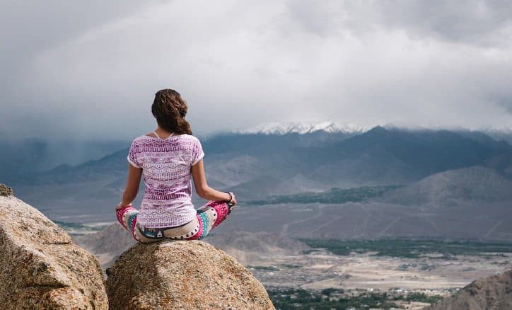 O conceito de **Oola** é inspirado na expressão "Ooh-la-la", representando um estado de maravilha e satisfação quando a vida está em harmonia e em constante crescimento. Para alcançar esse estado, é essencial focar em três passos fundamentais que promovem uma vida com menos estresse, mais equilíbrio e um propósito maior. O primeiro passo é cuidar da **saúde**. A saúde é a base de uma vida equilibrada e sem estresse. Manter uma rotina de exercícios físicos regulares, adotar uma alimentação saudável e garantir um sono de qualidade são práticas essenciais para o bem-estar físico e mental. A prática de atividades físicas libera endorfinas, que são hormônios responsáveis pela sensação de felicidade e relaxamento, reduzindo assim o estresse. Além disso, uma alimentação balanceada fornece os nutrientes necessários para o bom funcionamento do corpo e da mente, enquanto o sono adequado ajuda na recuperação e no equilíbrio emocional. O segundo passo é organizar as **finanças**. Ter controle sobre as finanças pessoais é crucial para reduzir o estresse e alcançar o equilíbrio. Isso envolve criar um orçamento detalhado, acompanhar os gastos e estabelecer metas financeiras realistas. A segurança financeira proporciona tranquilidade e permite que você foque em outras áreas da vida sem preocupações constantes com dinheiro. Além disso, é importante criar uma reserva de emergência para lidar com imprevistos, garantindo assim uma maior estabilidade financeira. O terceiro passo é buscar realização na **carreira**. Ter uma carreira que traga satisfação e propósito é fundamental para uma vida equilibrada. Isso pode significar buscar oportunidades de crescimento profissional, alinhar suas atividades diárias com seus valores pessoais e encontrar um trabalho que você realmente ame. Quando você está satisfeito com sua carreira, é mais fácil encontrar motivação e energia para enfrentar os desafios diários, contribuindo para uma vida com menos estresse e mais propósito. Ao integrar esses três passos na sua vida, você estará no caminho para alcançar o estado de **Oola**, onde a saúde, as finanças e a carreira estão em harmonia, proporcionando uma vida mais equilibrada e significativa. É importante lembrar que o equilíbrio é um processo contínuo e que pequenas mudanças diárias podem levar a grandes transformações ao longo do tempo. Portanto, comece hoje mesmo a implementar esses passos e experimente a diferença que eles podem fazer na sua vida.