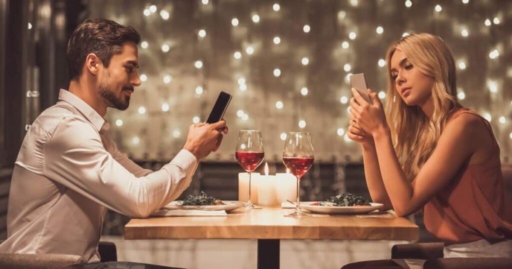 Quais são os sinais de desinteresse na linguagem corporal? O contato visual limitado é um sinal claro. Quando alguém está interessado, mantém o olhar ativo. Se a pessoa desvia o olhar rapidamente, pode indicar falta de envolvimento emocional. Por que o contato visual é tão importante? O contato visual demonstra presença e conexão. Ele permite que as expressões sejam acompanhadas, criando um vínculo mais forte entre as pessoas. Como a postura corporal revela desinteresse? Posturas como braços cruzados, corpo inclinado para trás ou pés apontados para fora podem indicar defesa ou falta de interesse. É importante considerar o contexto, mas esses sinais, junto com distanciamento emocional, são significativos. O que significa uma linguagem corporal fechada? Linguagem corporal fechada sugere bloqueio. Quem está interessado tende a inclinar o corpo para frente e manter uma postura aberta, enquanto a linguagem fechada indica o oposto. Como a conversa reflete o interesse? Quando há interesse, a conversa flui naturalmente. A energia é mútua e o corpo responde. Se você sente que está sempre puxando assunto, pode ser um sinal de desinteresse. Pessoas tímidas podem mostrar desinteresse? Nem sempre. Pessoas tímidas podem evitar contato visual intenso no início. Se, com o tempo, continuam distantes e defensivas, pode indicar falta de intenção em aprofundar o vínculo. Por que insistimos em conexões sem reciprocidade? Muitas vezes, gostamos da ideia de conexão, não da realidade. Ignorar sinais claros pode levar a frustração prolongada. Como aceitar sinais de desinteresse ajuda emocionalmente? Reconhecer sinais de desinteresse é um passo para a maturidade emocional. Aceitar a realidade evita frustrações e permite seguir em frente. A linguagem corporal pode mentir? Dificilmente. O corpo expressa o que a boca tenta suavizar. Sinais corporais são mais autênticos e reveladores do que palavras. O que fazer ao notar esses sinais? Se você notar esses sinais com frequência, é hora de encarar a realidade. Aceitar a falta de interesse é um passo importante para o bem-estar emocional. Como a maturidade emocional se relaciona com esses sinais? Maturidade emocional envolve reconhecer e aceitar a realidade dos sinais de desinteresse, evitando ilusões e frustrações desnecessárias. Por que é importante analisar o contexto dos sinais? O contexto é crucial. Frio, hábitos corporais e timidez podem influenciar a linguagem corporal. Analisar o conjunto ajuda a interpretar corretamente os sinais. Como a expectativa influencia a percepção dos sinais? Expectativas podem distorcer a percepção, levando à autoilusão. Estar ciente dos sinais reais ajuda a evitar interpretações errôneas. Qual é o impacto de ignorar sinais de desinteresse? Ignorar sinais pode levar a frustrações e decepções. Reconhecer a realidade permite tomar decisões mais saudáveis e evitar sofrimento desnecessário. Como a linguagem corporal pode ser uma ferramenta poderosa? A linguagem corporal é uma ferramenta poderosa para entender intenções reais. Ela revela sentimentos e interesses que palavras podem esconder.