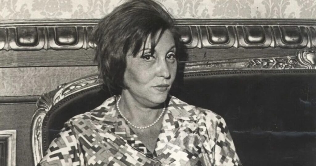 Clarice Lispector, uma das autoras mais brilhantes da **literatura nacional**, é conhecida por suas frases e textos que capturam a essência da alma humana e suas complexidades. Segundo o site Pensador, suas palavras têm o poder de encantar e inspirar, oferecendo uma visão profunda sobre a vida, o amor e a existência. As frases de Clarice são frequentemente procuradas por aqueles que desejam encontrar uma mensagem especial que ressoe com suas próprias experiências e sentimentos. Sua habilidade em traduzir emoções complexas em palavras simples e poéticas faz com que suas obras sejam atemporais e universalmente apreciadas. No site Pensador, é possível encontrar uma seleção de 30 frases e textos que exemplificam o talento único de Clarice Lispector. Essas citações destacam temas como a busca pela **identidade**, a importância do autoconhecimento e a beleza das pequenas coisas da vida. Clarice tinha uma maneira singular de explorar a condição humana, muitas vezes mergulhando em questões existenciais e filosóficas que convidam o leitor a refletir sobre sua própria jornada. Seu estilo literário é marcado por uma prosa poética e introspectiva, que desafia o leitor a olhar além da superfície e a encontrar significado nas entrelinhas. A influência de Clarice Lispector na literatura brasileira é inegável, e suas obras continuam a inspirar novas gerações de leitores e escritores. Segundo a publicação no Pensador, suas frases encantadoras são frequentemente compartilhadas em momentos de introspecção e busca por inspiração. A profundidade de suas palavras e a universalidade de seus temas garantem que suas obras permaneçam relevantes, mesmo décadas após sua morte. Clarice Lispector não apenas capturou a essência do ser humano em suas palavras, mas também deixou um legado duradouro que continua a tocar o coração de muitos.