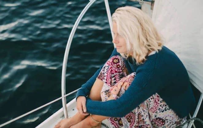 O **crítico interno** é uma voz interna que todos nós possuímos e que frequentemente nos julga e nos critica. Para algumas pessoas, essa voz pode ser uma força motivadora, ajudando-as a melhorar e a crescer. No entanto, para outras, o crítico interno pode se tornar uma presença esmagadora, prejudicando a autoestima e a confiança. Identificar quando esse crítico está fora de controle é crucial para manter a saúde mental e o bem-estar. Um dos primeiros **sinais** de que o crítico interno está fora de controle é a autocrítica constante. Quando a voz interna se torna incessante e negativa, criticando cada ação ou decisão, isso pode indicar um problema. Essa autocrítica pode se manifestar em pensamentos como "nunca faço nada certo" ou "não sou bom o suficiente". Esses pensamentos podem minar a confiança e impedir que a pessoa alcance seu potencial. Outro sinal importante é o **perfeccionismo** excessivo. Embora buscar a excelência seja positivo, quando o crítico interno exige perfeição em todas as áreas da vida, isso pode ser prejudicial. O perfeccionismo pode levar ao medo do fracasso, fazendo com que a pessoa evite desafios ou novas experiências por medo de não atender às expectativas irreais que impôs a si mesma. A **comparação constante** com os outros é outro indicador de que o crítico interno está fora de controle. Quando uma pessoa se compara constantemente aos outros e sempre se sente inferior, isso pode ser um sinal de que o crítico interno está no comando. Essa comparação pode levar à insatisfação crônica e à sensação de inadequação. Além disso, a **dificuldade em aceitar elogios** é um sinal de que o crítico interno pode estar dominando. Quando uma pessoa não consegue aceitar elogios ou minimiza suas realizações, isso pode indicar que a voz crítica interna está desvalorizando suas conquistas. Essa dificuldade em aceitar feedback positivo pode afetar a autoestima e a percepção de valor próprio. Por fim, a **ruminação excessiva** é um sinal claro de que o crítico interno está fora de controle. Quando uma pessoa passa muito tempo revivendo erros passados ou preocupando-se com o futuro, isso pode indicar que o crítico interno está alimentando a ansiedade e o estresse. A ruminação pode impedir que a pessoa viva o presente e aproveite as experiências atuais. Para colocar o crítico interno em seu lugar, é importante adotar algumas estratégias eficazes. Primeiro, é essencial **reconhecer e nomear** o crítico interno. Ao identificar essa voz como separada de si mesmo, a pessoa pode começar a desafiar seus julgamentos e críticas. Em seguida, praticar a **autocompaixão** é fundamental. Tratar-se com a mesma gentileza e compreensão que se ofereceria a um amigo pode ajudar a silenciar o crítico interno. Outra estratégia eficaz é **reformular pensamentos negativos**. Quando o crítico interno surgir com pensamentos autodepreciativos, é útil substituí-los por afirmações mais equilibradas e realistas. Além disso, **estabelecer limites** para o crítico interno pode ser benéfico. Isso pode incluir definir um tempo específico para refletir sobre críticas construtivas e, em seguida, redirecionar o foco para atividades positivas. Por fim, **buscar apoio** de amigos, familiares ou profissionais pode ser uma maneira eficaz de lidar com um crítico interno fora de controle. Conversar sobre esses sentimentos pode proporcionar novas perspectivas e ajudar a desenvolver estratégias para gerenciar a autocrítica de maneira mais saudável. Em resumo, reconhecer os sinais de um crítico interno fora de controle e implementar estratégias para gerenciá-lo pode melhorar significativamente a saúde mental e o bem-estar. Ao aprender a dominar essa voz interna, é possível viver uma vida mais equilibrada e satisfatória.