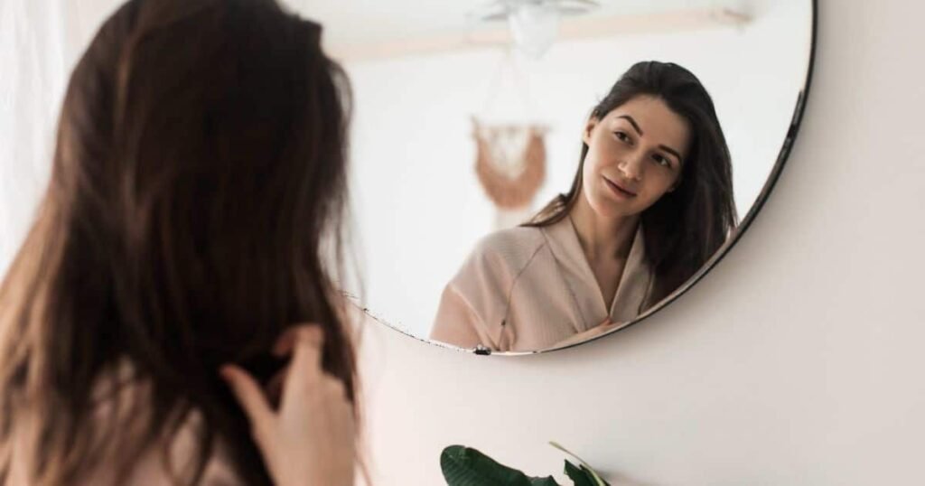 Quais são os sinais de que você é mais atraente do que imagina? 🤔 A psicóloga Francesca Tighinen destaca cinco sinais, incluindo o "flash de sobrancelha", que ocorre quando alguém se sente intrigado ou atraído por você. Por que estranhos estão sempre dispostos a ajudar você? Isso pode ser devido ao "efeito halo", onde associamos beleza a traços positivos, como gentileza, levando as pessoas a serem mais generosas. O que significa não receber muitos elogios? Se você raramente recebe elogios, pode ser porque as pessoas assumem que você já sabe que é atraente, considerando isso algo óbvio. Por que algumas pessoas te observam de longe? Olhares prolongados podem indicar que sua aparência chama a atenção, sendo um reconhecimento inconsciente de sua atratividade. Como a percepção dos outros pode diferir da sua autoimagem? Se suas inseguranças surpreendem os outros, isso pode significar que eles veem você de forma mais positiva, indicando que você subestima sua própria beleza. Como a verdadeira beleza se manifesta além da aparência? A verdadeira beleza inclui expressões, comportamentos e a forma como nos relacionamos, indo além da simples aparência física.