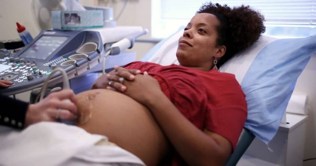 Quais são os sinais espirituais de que você pode ficar grávida em breve? Muitas mulheres relatam sonhos intensos e vívidos antes de uma gravidez. Esses sonhos podem simbolizar uma preparação energética para a maternidade, indicando novos começos e fertilidade. Como a espiritualidade interpreta a sensação inexplicável de estar grávida? A espiritualidade associa essa sensação à conexão entre corpo, mente e energia vital. Quando há alinhamento emocional, a percepção intuitiva se intensifica, trazendo uma "certeza silenciosa" acompanhada de calma. Por que algumas mulheres sentem mudanças sutis antes dos sintomas físicos? Antes dos sintomas clássicos, algumas mulheres percebem alterações sutis. Na visão energética, o útero é um centro criativo poderoso, e mudanças espirituais podem indicar a ativação desse campo. O que significa ver números associados à maternidade com frequência? Ver números como 11:11 ou 222, encontrar imagens de bebês ou ouvir conversas sobre gravidez são sincronicidades. A espiritualidade vê isso como alinhamentos entre o mundo interno e externo, preparando para um novo ciclo. Como mudanças comportamentais podem ser sinais espirituais de gravidez? Mudanças comportamentais repentinas, como o "instinto de ninho", são associadas à maternidade. Essas atitudes simbolizam a preparação para acolher uma nova vida, refletindo um chamado interno. Por que é importante não substituir sinais espirituais por exames clínicos? Sinais espirituais oferecem significado emocional, mas não substituem exames clínicos. Para confirmar uma gravidez, é essencial realizar testes médicos, garantindo segurança e precisão. Como a espiritualidade pode ajudar durante a espera pela confirmação médica? A espiritualidade oferece conforto e significado emocional, ajudando a manter o equilíbrio enquanto se aguarda a confirmação médica. Escutar o corpo e manter a calma são fundamentais nesse processo. Qual é a importância de escutar o próprio corpo durante essa fase? Escutar o corpo ajuda a identificar sinais sutis e a manter o equilíbrio emocional. Essa prática é essencial para se preparar para grandes transformações, que começam na energia e se manifestam na realidade. Como a intuição pode influenciar a percepção de uma possível gravidez? A intuição, quando alinhada com o corpo e a mente, intensifica a percepção de uma possível gravidez. Essa conexão profunda pode trazer insights valiosos antes de qualquer confirmação médica. Por que os sonhos são considerados sinais espirituais significativos? Sonhos são vistos como mensagens do inconsciente, preparando energeticamente para a maternidade. Eles simbolizam novos começos e a criação de vida, refletindo a fertilidade e a transformação pessoal. Como a espiritualidade vê a relação entre água e gravidez? Na simbologia espiritual, a água está ligada ao útero e à gestação. Sonhos ou visões com água podem indicar o fluxo emocional e a preparação para acolher uma nova vida. O que fazer se você perceber esses sinais espirituais? Se perceber sinais espirituais, mantenha a calma e busque confirmação médica. A espiritualidade pode guiar emocionalmente, mas exames clínicos são essenciais para confirmar a gravidez com segurança. Como manter o equilíbrio emocional durante essa fase de incerteza? Praticar a meditação, escutar o corpo e buscar apoio emocional são formas de manter o equilíbrio. A espiritualidade pode oferecer conforto, mas é importante também confiar na ciência e nos exames médicos. Por que a espiritualidade considera a gravidez uma grande transformação? A gravidez é vista como uma transformação profunda, começando na energia e se manifestando na realidade. É um novo ciclo de vida, simbolizando criação, fertilidade e novos começos.