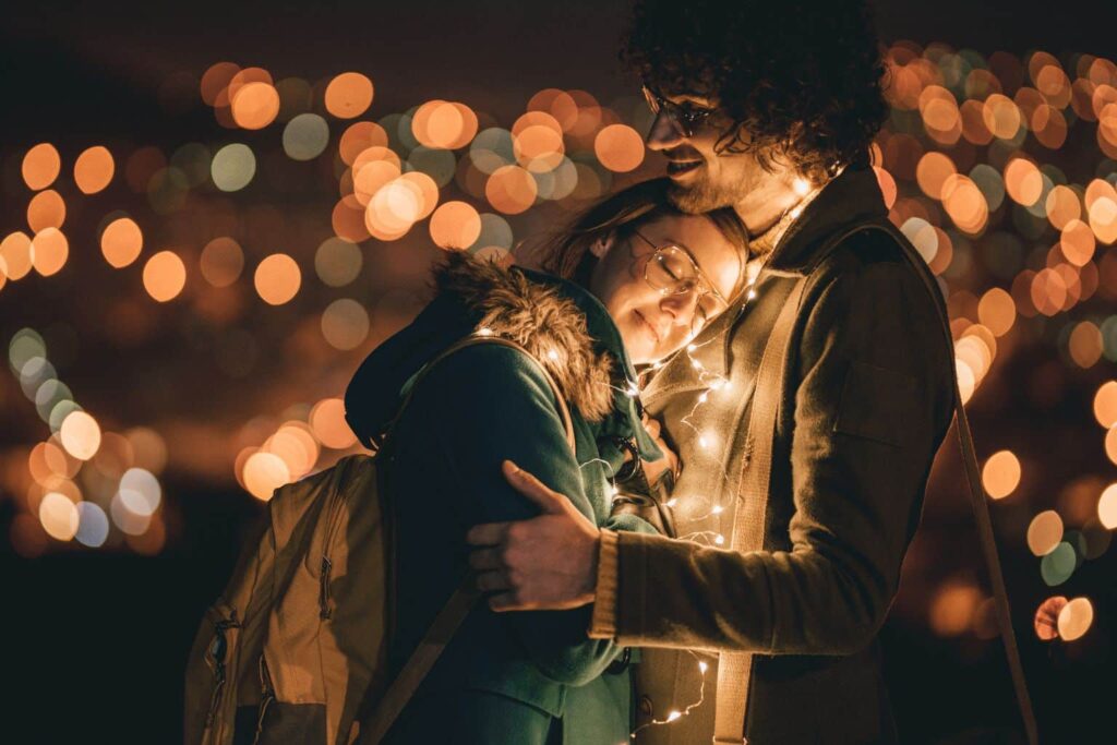 Encontrar a **pessoa certa** é um desejo comum em relacionamentos amorosos. Existem sinais que podem indicar que você encontrou alguém que realmente complementa sua vida. O primeiro sinal é a **comunicação aberta**. Quando você está com a pessoa certa, a comunicação flui naturalmente. Vocês conseguem discutir desde assuntos triviais até questões mais complexas sem medo de julgamentos. A capacidade de ouvir e ser ouvido é fundamental para um relacionamento saudável. Outro sinal importante é o **respeito mútuo**. Em um relacionamento saudável, ambos os parceiros respeitam as opiniões, desejos e limites um do outro. O respeito cria um ambiente de confiança e segurança, essencial para o crescimento conjunto. Além disso, a **confiança** é um pilar fundamental. Estar com a pessoa certa significa que você pode confiar plenamente nela, sem dúvidas ou inseguranças constantes. A confiança é construída ao longo do tempo e é vital para a estabilidade do relacionamento. A **compatibilidade de valores** também é um indicativo de que você está com a pessoa certa. Compartilhar valores e objetivos de vida semelhantes facilita a tomada de decisões conjuntas e evita conflitos desnecessários. Quando os parceiros têm visões de mundo alinhadas, é mais fácil planejar o futuro juntos. Além disso, a **capacidade de resolver conflitos** de maneira saudável é crucial. Desentendimentos são inevitáveis, mas a forma como vocês lidam com eles pode fortalecer ou enfraquecer a relação. A pessoa certa está disposta a encontrar soluções e compromissos, em vez de insistir em vencer discussões. Outro aspecto a considerar é o **apoio mútuo**. Estar com a pessoa certa significa ter alguém que apoia seus sonhos e ambições. Esse apoio é recíproco, e ambos se sentem encorajados a perseguir seus objetivos pessoais e profissionais. O apoio mútuo fortalece o vínculo e promove o crescimento individual e conjunto. Além disso, a **presença de felicidade e bem-estar** é um sinal claro de que você está com a pessoa certa. Quando você se sente feliz e satisfeito na maior parte do tempo ao lado do seu parceiro, isso indica que o relacionamento está no caminho certo. Por fim, a **intimidade emocional** é um dos sinais mais profundos de que você encontrou a pessoa certa. Essa intimidade vai além do físico e envolve uma conexão emocional profunda, onde ambos se sentem à vontade para compartilhar seus sentimentos e vulnerabilidades. A intimidade emocional cria um laço duradouro e significativo, essencial para um relacionamento amoroso bem-sucedido. Esses sinais são indicativos de um relacionamento saudável e duradouro. Identificá-los pode ajudar a confirmar se você está com a pessoa certa, promovendo uma parceria baseada em amor, respeito e compreensão mútua.