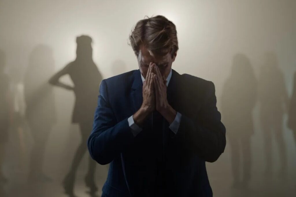 O fenômeno **red pill** tem ganhado destaque em fóruns, vídeos e perfis nas redes sociais, onde seus adeptos afirmam revelar uma suposta "verdade" sobre as relações entre homens e mulheres. Segundo a publicação do site O Antagonista, o termo "red pill" é uma referência ao filme "Matrix", onde tomar a pílula vermelha significa acordar para a realidade. No contexto das redes sociais e dos relacionamentos, ser um "red pill" implica adotar uma visão crítica e muitas vezes controversa sobre as dinâmicas de gênero, desafiando normas sociais e promovendo uma perspectiva que frequentemente é vista como misógina. De acordo com o site, um dos sinais para reconhecer um **red pill** é a insistência em discutir a "hipergamia feminina", uma teoria que sugere que as mulheres buscam parceiros de status superior. Outro sinal é a crítica constante ao feminismo, que é visto por eles como uma ameaça aos direitos dos homens. Além disso, os **red pills** tendem a promover a ideia de que os homens devem retomar um papel dominante nas relações, o que é frequentemente associado a uma visão tradicionalista e hierárquica dos papéis de gênero. Esses indivíduos também costumam se reunir em comunidades online para compartilhar suas experiências e reforçar suas crenças, criando um ambiente onde suas ideias são validadas e amplificadas. O site O Antagonista destaca ainda que os **red pills** frequentemente utilizam uma linguagem específica e códigos para se identificarem e se comunicarem entre si. Termos como "beta" e "alpha" são comuns, referindo-se a diferentes tipos de comportamento masculino, com uma clara preferência pelo comportamento "alpha", que é associado à assertividade e ao domínio. Esses sinais e comportamentos podem ser observados tanto em interações online quanto em relacionamentos pessoais, onde a influência dessas ideias pode levar a dinâmicas problemáticas e desiguais. Reconhecer esses sinais é essencial para entender o impacto desse fenômeno nas relações modernas e nas percepções sobre gênero.