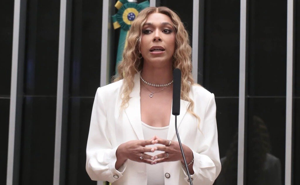 Por que 74% reprovam Erika Hilton na Comissão da Mulher? A pesquisa do PoderData revela que 74% dos brasileiros desaprovam Erika Hilton na presidência da Comissão de Defesa dos Direitos da Mulher. Qual é a opinião dos que apoiam Erika Hilton? Apenas 12% dos entrevistados concordam com a escolha de Erika Hilton para o cargo. Quantas pessoas preferiram não opinar sobre Erika Hilton? 14% dos entrevistados optaram por não responder à pergunta sobre a presidência de Erika Hilton. Como foi realizada a pesquisa sobre Erika Hilton? O levantamento do PoderData ouviu 2.500 pessoas por telefone entre 21 e 23 de março. Qual é a margem de erro da pesquisa sobre Erika Hilton? A pesquisa tem uma margem de erro de dois pontos percentuais e um nível de confiança de 95%. Quando Erika Hilton foi eleita presidente da Comissão? Erika Hilton foi eleita presidente da Comissão de Defesa dos Direitos da Mulher em 11 de março. Qual é o significado da eleição de Erika Hilton? Ela é a primeira mulher trans a presidir o colegiado responsável por políticas para mulheres. O que Erika Hilton disse em seu discurso de posse? Erika Hilton afirmou que mulheres, trans e travestis não serão abandonadas na discussão. Qual é o impacto da eleição de Erika Hilton na sociedade? A eleição de Erika Hilton simboliza um avanço na inclusão de pessoas trans na política. Por que a escolha de Erika Hilton é controversa? A controvérsia pode estar ligada a preconceitos e à resistência a mudanças sociais. Como a eleição de Erika Hilton pode influenciar futuras políticas? Sua liderança pode trazer novas perspectivas e debates sobre direitos das mulheres e trans. Quais são os desafios enfrentados por Erika Hilton na Comissão? Ela pode enfrentar resistência de grupos conservadores e desafios em implementar mudanças. Como a sociedade pode se beneficiar da liderança de Erika Hilton? A diversidade na liderança pode enriquecer o debate e promover políticas mais inclusivas. O que a pesquisa revela sobre a opinião pública? A pesquisa mostra uma divisão na opinião pública sobre a inclusão de pessoas trans na política. Como a eleição de Erika Hilton reflete a diversidade no Brasil? Sua eleição destaca a crescente visibilidade e participação de pessoas trans na política brasileira. Qual é o papel da Comissão de Defesa dos Direitos da Mulher? A Comissão debate e propõe políticas voltadas à defesa dos direitos das mulheres. Como a liderança de Erika Hilton pode impactar a Comissão? Sua liderança pode trazer novas abordagens e ampliar o foco das políticas discutidas. Quais são as expectativas para o mandato de Erika Hilton? Espera-se que ela promova debates inclusivos e enfrente desafios com determinação. Como a sociedade pode apoiar a inclusão de pessoas trans na política? Apoiar a inclusão requer combater preconceitos e promover a igualdade de oportunidades. Qual é a importância da representatividade na política? A representatividade garante que diferentes vozes e experiências sejam consideradas nas decisões políticas. Como a eleição de Erika Hilton pode inspirar futuras gerações? Ela pode servir de exemplo para jovens trans que aspiram a cargos de liderança. Quais são os próximos passos para Erika Hilton na Comissão? Ela deve trabalhar para implementar políticas eficazes e promover a inclusão de todas as mulheres. Como a opinião pública pode mudar ao longo do tempo? A educação e o diálogo aberto podem ajudar a mudar percepções e reduzir preconceitos. O que podemos aprender com a eleição de Erika Hilton? A eleição destaca a importância da inclusão e da diversidade na construção de uma sociedade mais justa.