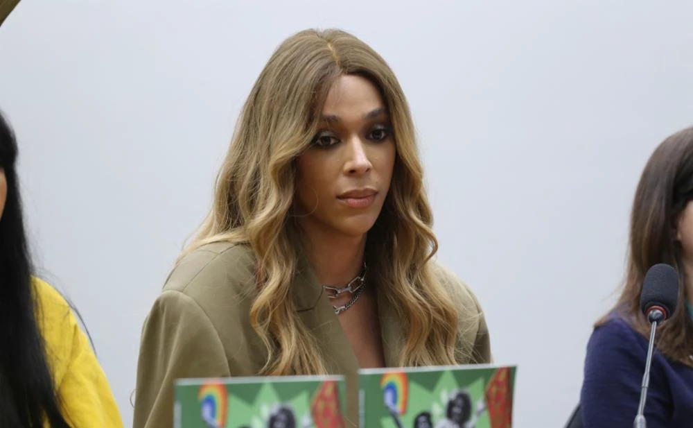 Uma pesquisa recente realizada pelo **instituto Real Time Big Data** revelou que uma expressiva maioria de 84% dos brasileiros é contrária à escolha da deputada federal trans **Erika Hilton** (PSOL-SP) para presidir a **Comissão da Mulher** na Câmara dos Deputados. Este dado reflete uma significativa resistência à liderança de Hilton em um espaço dedicado a discutir e promover políticas voltadas para as mulheres. A pesquisa destaca a complexidade e os desafios enfrentados por figuras públicas trans em posições de destaque, especialmente em áreas tradicionalmente associadas a questões de gênero. Além da rejeição à nomeação de Erika Hilton, o levantamento também investigou a percepção pública sobre as declarações do apresentador **Ratinho** a respeito do caso. Segundo a publicação, as opiniões do apresentador geraram um debate acalorado, refletindo a polarização existente em torno de temas relacionados a gênero e representatividade. A pesquisa indica que as declarações de figuras públicas podem influenciar significativamente a opinião pública, especialmente em temas sensíveis como a liderança de uma comissão voltada para questões femininas. Outro ponto relevante destacado pela pesquisa é o alto nível de conhecimento da população sobre o assunto. Segundo o site Poder Nacional, a ampla cobertura midiática e o debate público em torno da nomeação de Erika Hilton contribuíram para aumentar a conscientização sobre o tema. Este cenário evidencia a importância do diálogo e da informação na formação da opinião pública, especialmente em questões que envolvem direitos e representatividade de minorias. A pesquisa do Real Time Big Data, portanto, não apenas revela a rejeição à liderança de Hilton, mas também destaca a necessidade de um debate mais inclusivo e informado sobre a representatividade de pessoas trans em posições de poder.