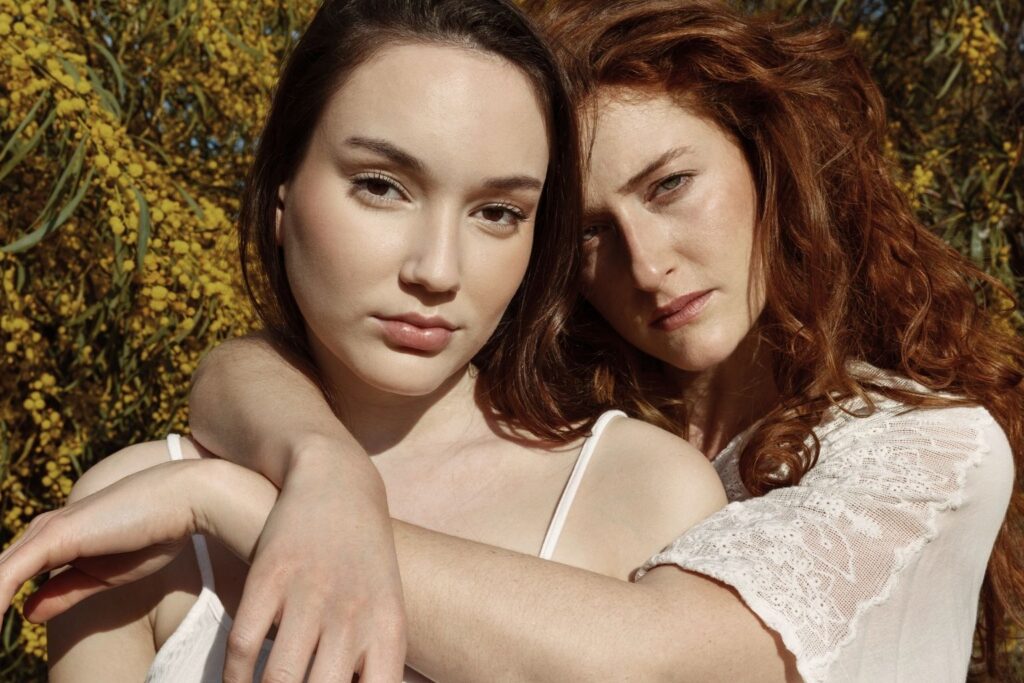 Identificar uma **amizade tóxica** pode ser desafiador, mas é essencial para manter o bem-estar emocional. Especialistas em psicologia destacam nove sinais claros que podem indicar que seu amigo é tóxico. Reconhecer esses sinais é o primeiro passo para proteger sua saúde mental e emocional. O primeiro sinal é a **manipulação emocional**. Amigos tóxicos frequentemente usam táticas manipulativas para controlar ou influenciar suas decisões. Eles podem fazer você se sentir culpado por não atender às suas expectativas ou por não estar sempre disponível. Outro sinal é a **competição constante**. Em vez de celebrar suas conquistas, um amigo tóxico pode tentar superá-lo ou minimizar suas realizações. Isso pode criar um ambiente de rivalidade em vez de apoio mútuo. A **falta de apoio** é um terceiro indicador. Amigos verdadeiros estão presentes nos momentos difíceis, mas um amigo tóxico pode desaparecer quando você mais precisa de apoio emocional. Eles podem ser indiferentes ou até mesmo críticos em momentos de vulnerabilidade. O quarto sinal é a **crítica destrutiva**. Enquanto críticas construtivas são saudáveis, amigos tóxicos frequentemente fazem comentários que minam sua autoestima e confiança. Eles podem disfarçar essas críticas como "brincadeiras" ou "sinceridade". A **inveja** é outro sinal de toxicidade. Um amigo que constantemente demonstra inveja de suas realizações ou felicidade pode estar projetando suas próprias inseguranças em você, o que pode ser emocionalmente desgastante. O sexto sinal é a **falta de reciprocidade**. Relações saudáveis são baseadas em troca mútua de apoio e carinho. Se você percebe que está sempre dando mais do que recebe, pode ser um sinal de que a amizade é desequilibrada e potencialmente tóxica. A **dramatização excessiva** também é um sinal de alerta. Amigos tóxicos podem criar ou amplificar conflitos desnecessários, tornando cada interação emocionalmente exaustiva. Eles podem gostar de estar no centro de dramas constantes, o que pode drenar sua energia. O oitavo sinal é a **violação de limites**. Respeitar limites pessoais é crucial em qualquer relacionamento. Se um amigo constantemente ignora ou desrespeita seus limites, isso pode indicar um comportamento tóxico. Por fim, a **falta de empatia** é um sinal claro de toxicidade. Amigos que não conseguem ou não querem entender suas emoções e perspectivas podem ser prejudiciais ao seu bem-estar emocional. Afastar-se de um amigo tóxico sem confrontá-lo diretamente pode ser desafiador, mas é possível com algumas estratégias práticas. Primeiro, comece a **reduzir gradualmente o contato**. Diminua a frequência das interações e evite situações em que você se sinta desconfortável ou manipulado. Em segundo lugar, **priorize suas necessidades emocionais**. Concentre-se em atividades e relacionamentos que promovam seu bem-estar e felicidade. Isso pode ajudar a criar uma rede de apoio mais saudável. Outra estratégia é **estabelecer limites claros**. Seja firme sobre o que você considera aceitável e não tenha medo de reforçar esses limites quando necessário. Isso pode ajudar a proteger seu espaço emocional. Por fim, **busque apoio externo**. Conversar com amigos de confiança, familiares ou um terapeuta pode fornecer perspectivas valiosas e apoio emocional durante o processo de afastamento. Reconhecer e agir sobre esses sinais pode ser um passo importante para melhorar sua qualidade de vida e promover relacionamentos mais saudáveis e positivos.