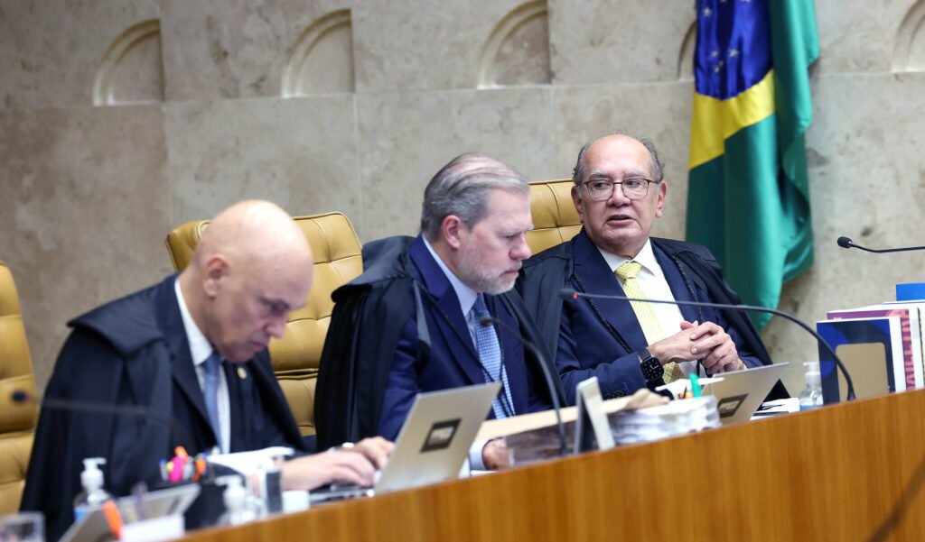 **A Constituição, que vale para um lado da praça, não vale para o outro** é uma questão levantada pela **Transparência Internacional** em relação ao julgamento do **Supremo Tribunal Federal (STF)** sobre a **Comissão Parlamentar Mista de Inquérito (CPMI) do INSS**. Este tema gera diversas perguntas sobre a coerência e a aplicação das leis constitucionais no Brasil. **O que motivou a Transparência Internacional a questionar o STF?** Segundo a publicação, a **Transparência Internacional** expressou preocupação com a aparente **incoerência** do STF ao tratar de questões constitucionais relacionadas à CPMI do INSS. A organização destacou que a Constituição parece ser aplicada de maneira desigual, dependendo do contexto ou da parte envolvida, o que levanta dúvidas sobre a imparcialidade e a consistência das decisões judiciais. **Por que a CPMI do INSS é importante?** A **CPMI do INSS** foi criada para investigar possíveis irregularidades no sistema previdenciário brasileiro. A previdência social é um dos pilares do bem-estar social no Brasil, e qualquer irregularidade pode afetar milhões de cidadãos que dependem de benefícios previdenciários. Portanto, a investigação visa garantir a transparência e a eficiência na gestão dos recursos públicos. **Como o STF se posicionou em relação à CPMI do INSS?** O STF, como guardião da Constituição, tem o papel de assegurar que todas as ações governamentais estejam em conformidade com a lei maior do país. No entanto, segundo a publicação, a decisão do STF sobre a CPMI do INSS foi vista como controversa, pois aparenta haver uma aplicação seletiva dos princípios constitucionais, o que gerou críticas de organizações como a Transparência Internacional. **Quais são as implicações de uma aplicação desigual da Constituição?** Uma aplicação desigual da Constituição pode minar a confiança pública nas instituições judiciais e no próprio sistema democrático. Quando as leis não são aplicadas de forma uniforme, cria-se um ambiente de insegurança jurídica, onde os cidadãos não têm certeza de que seus direitos serão protegidos de maneira justa e equitativa. **O que a Transparência Internacional sugere para resolver essa questão?** Embora a publicação não detalhe sugestões específicas da **Transparência Internacional**, a organização geralmente defende a necessidade de maior **transparência** e **responsabilidade** nas decisões judiciais. Isso pode incluir a promoção de um diálogo mais aberto entre as instituições e a sociedade civil, além de uma revisão das práticas judiciais para assegurar que a Constituição seja aplicada de forma consistente. **Qual é o papel da sociedade civil nesse contexto?** A sociedade civil tem um papel crucial na promoção da **transparência** e da **responsabilidade** governamental. Organizações como a **Transparência Internacional** atuam como vigilantes, monitorando as ações do governo e das instituições judiciais para garantir que elas estejam alinhadas com os princípios democráticos e constitucionais. A participação ativa dos cidadãos e das organizações não governamentais é essencial para fortalecer a democracia e assegurar que todos sejam tratados de forma justa perante a lei. **Como essa questão afeta a percepção internacional do Brasil?** A percepção internacional do Brasil pode ser impactada negativamente se houver uma percepção de que as leis não são aplicadas de forma justa e equitativa. A confiança nas instituições judiciais é um fator importante para investidores estrangeiros e para a comunidade internacional em geral. Portanto, garantir a coerência na aplicação da Constituição é fundamental para manter a credibilidade do país no cenário global. Em resumo, a questão levantada pela **Transparência Internacional** sobre a aplicação desigual da Constituição pelo **STF** no caso da **CPMI do INSS** destaca a importância de uma justiça imparcial e transparente. A coerência nas decisões judiciais é essencial para a manutenção da confiança pública e para o fortalecimento da democracia no Brasil.