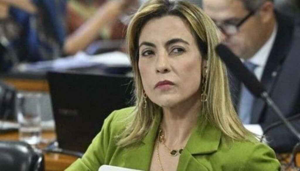Quem é Soraya Thronicke e qual sua trajetória política? Soraya Thronicke é uma advogada e senadora que iniciou sua carreira política como aliada de Bolsonaro, mas posteriormente rompeu com o PL e se alinhou ao PT, consolidando sua posição ao votar com a base governista. Soraya Thronicke já foi proprietária de motéis? Em 2015, surgiram alegações de que Soraya era proprietária de motéis, mas ela afirmou ser apenas representante legal do filho menor. Sua principal profissão sempre foi a advocacia. Qual foi o desempenho de Soraya nas eleições presidenciais de 2022? Soraya foi candidata à presidência em 2022, mas obteve uma votação baixa, ficando em 6º lugar. Sua campanha não conseguiu atrair um número significativo de eleitores. Qual é a relação de Soraya com o PT atualmente? Soraya consolidou sua aliança com o PT ao votar com a base governista e declarar publicamente sua preferência pelo presidente petista, fortalecendo sua posição política. Quais são as acusações feitas por Soraya e Lindemberg Farias contra Alfredo Gaspar? Eles acusaram Alfredo Gaspar de estupro de vulnerável e fraude processual, alegando suborno e ocultação de crime. A denúncia foi feita à Polícia Federal, mas sem apresentação de provas. Qual foi a resposta de Alfredo Gaspar às acusações? Gaspar negou veementemente as acusações e apresentou um vídeo da suposta vítima desmentindo a narrativa. Ela afirmou que a relação foi consensual e que não conhece Gaspar pessoalmente. Quais são as possíveis consequências legais para Soraya e Lindemberg se as acusações forem falsas? Se as acusações forem infundadas, eles podem responder por denunciação caluniosa, calúnia e difamação, crimes que podem resultar em penas de reclusão, detenção e multa. Quais medidas Alfredo Gaspar pretende tomar contra Soraya e Lindemberg? Gaspar anunciou que tomará todas as medidas judiciais cabíveis, incluindo ações no Conselho de Ética da Câmara, para responsabilizar Soraya e Lindemberg pelas acusações. Qual é a nova estratégia política de Soraya em Mato Grosso do Sul? Soraya saiu do Podemos, filiou-se ao PSB e formou uma aliança eleitoral com Vander Loubet (PT) para a reeleição ao Senado, com apoio da chapa de esquerda no estado. Como a trajetória de Soraya reflete a dinâmica política atual no Brasil? A trajetória de Soraya ilustra a volatilidade e complexidade da política brasileira, onde alianças e posicionamentos podem mudar rapidamente em resposta a interesses e circunstâncias.