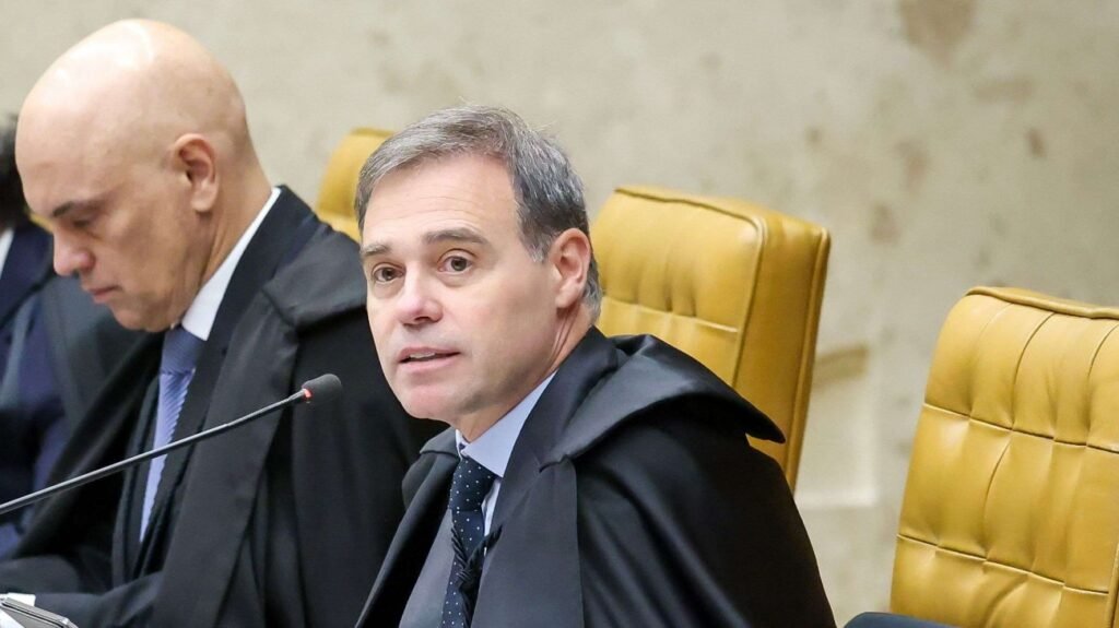 **A Educação e Fineza de Mendonça para Silenciar Moraes** No cenário jurídico brasileiro, episódios de debates acalorados não são incomuns, especialmente quando se trata de questões envolvendo prazos processuais e decisões liminares. Um exemplo recente que ganhou destaque na mídia foi a interação entre o ministro **André Mendonça** e o ministro **Alexandre de Moraes**. Este evento foi amplamente discutido e analisado, principalmente pela forma como Mendonça conduziu a situação com educação e paciência. **O que aconteceu durante a sustentação oral?** Durante uma sessão, o ministro Alexandre de Moraes interrompeu a sustentação oral de um advogado, afirmando que a liminar em questão não havia vencido. Essa interrupção gerou um momento de tensão, pois o advogado não teve a oportunidade de esclarecer sua posição. Segundo a publicação do Jornal da Cidade Online, foi nesse contexto que o ministro André Mendonça interveio de maneira cordata e paciente para esclarecer a situação. **Qual foi o papel de André Mendonça nesse episódio?** André Mendonça, conhecido por sua postura calma e educada, desempenhou um papel crucial ao esclarecer que o prazo da liminar estava, de fato, vencido. Sua intervenção foi fundamental para restabelecer a ordem e a clareza no debate. A habilidade de Mendonça em lidar com situações potencialmente conflituosas sem elevar o tom ou perder a compostura foi destacada como um exemplo de profissionalismo no ambiente jurídico. **Por que a intervenção de Mendonça foi importante?** A importância da intervenção de Mendonça reside em sua capacidade de manter a serenidade e o respeito, mesmo diante de discordâncias. Em um ambiente onde as emoções podem facilmente se intensificar, a abordagem de Mendonça serviu como um lembrete da importância da civilidade e do diálogo construtivo. Sua atuação não apenas silenciou as dúvidas levantadas por Moraes, mas também reforçou a importância de se seguir os procedimentos legais de forma precisa. **Como a mídia e o público reagiram a esse episódio?** A reação da mídia e do público foi amplamente positiva em relação à atuação de Mendonça. Muitos elogiaram sua capacidade de esclarecer os fatos sem recorrer a confrontos diretos. O Jornal da Cidade Online destacou a importância de sua intervenção e como ela contribuiu para a resolução pacífica do impasse. Esse episódio também gerou discussões sobre a importância de manter a compostura e o respeito em debates jurídicos, independentemente das pressões externas. **Qual é o impacto desse episódio no cenário jurídico?** O impacto desse episódio no cenário jurídico é significativo, pois reforça a necessidade de diálogo respeitoso e fundamentado em fatos. A atuação de Mendonça serve como um exemplo para outros profissionais do direito sobre como lidar com situações desafiadoras de maneira eficaz e respeitosa. Além disso, destaca a importância de se ter um conhecimento profundo dos prazos e procedimentos legais para evitar mal-entendidos e garantir que a justiça seja feita de maneira justa e transparente. Em resumo, a intervenção de André Mendonça no episódio com Alexandre de Moraes é um exemplo claro de como a educação e a fineza podem ser poderosas ferramentas para resolver conflitos e promover um ambiente de respeito e compreensão mútua no cenário jurídico brasileiro.